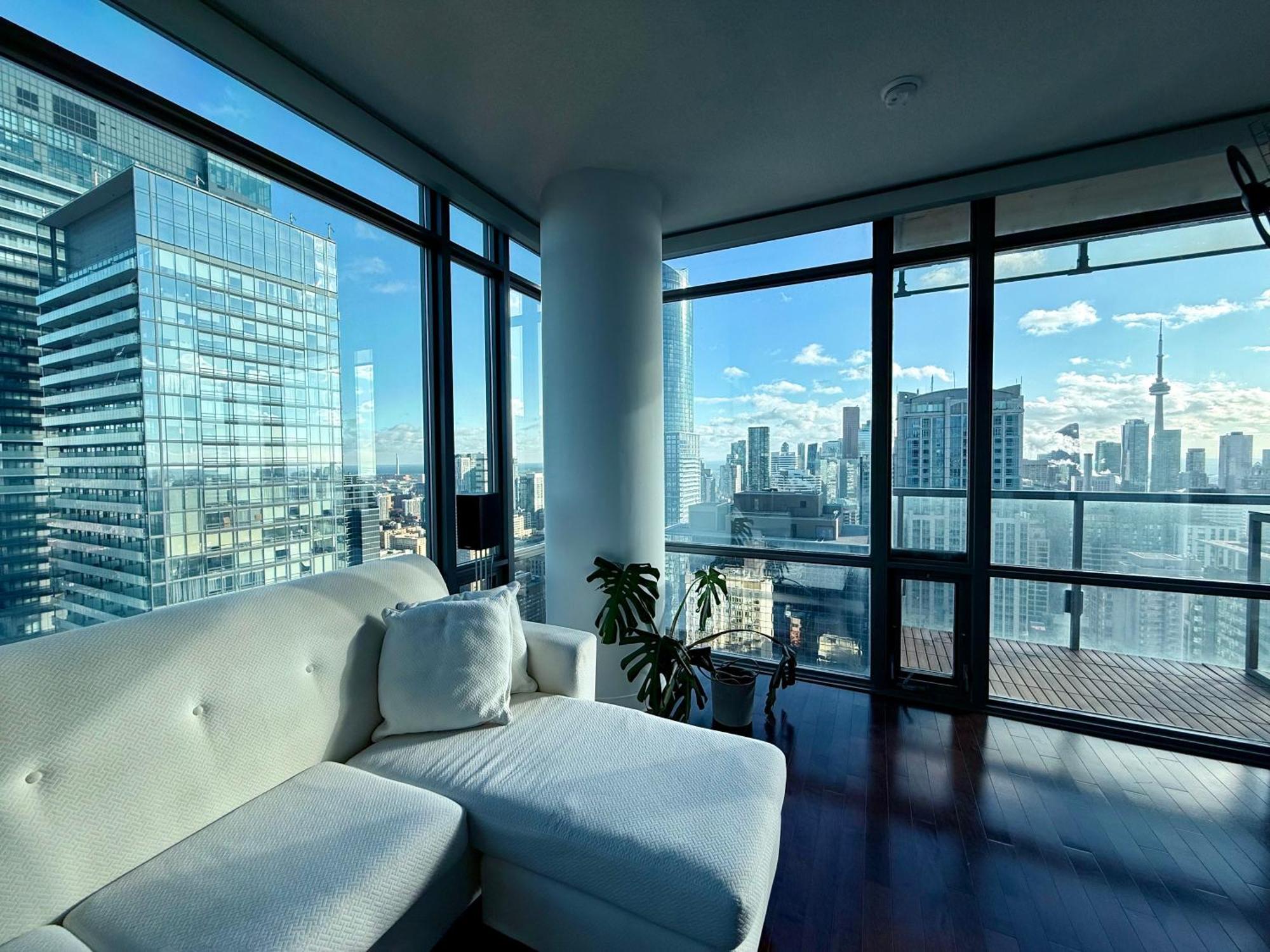 Murano - Bay & College - Fully Equipped Downtown *