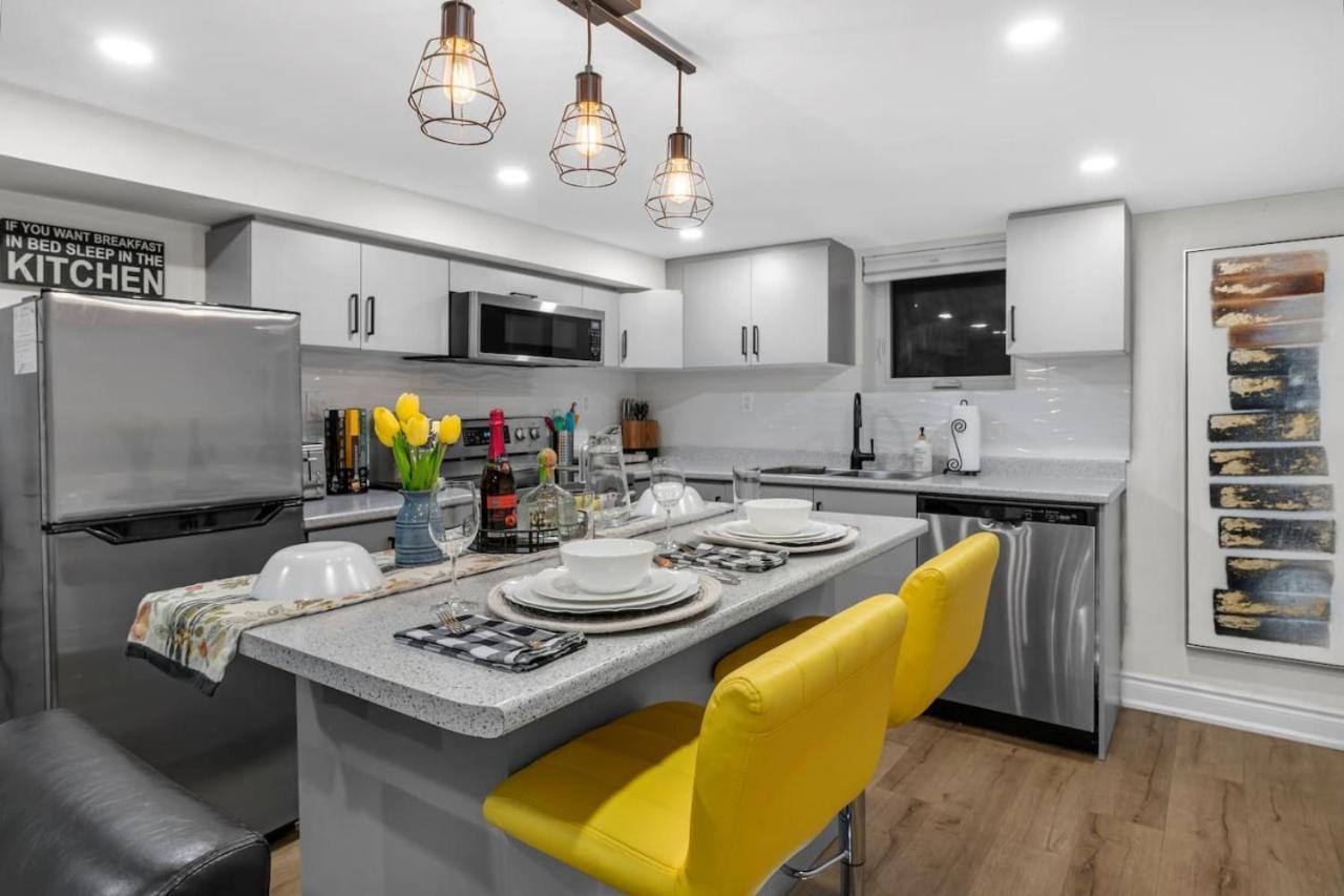 2 Bedroom Ground-level In A With Full Kitchen, Parking, And 20 Mins To Downtown Apartment