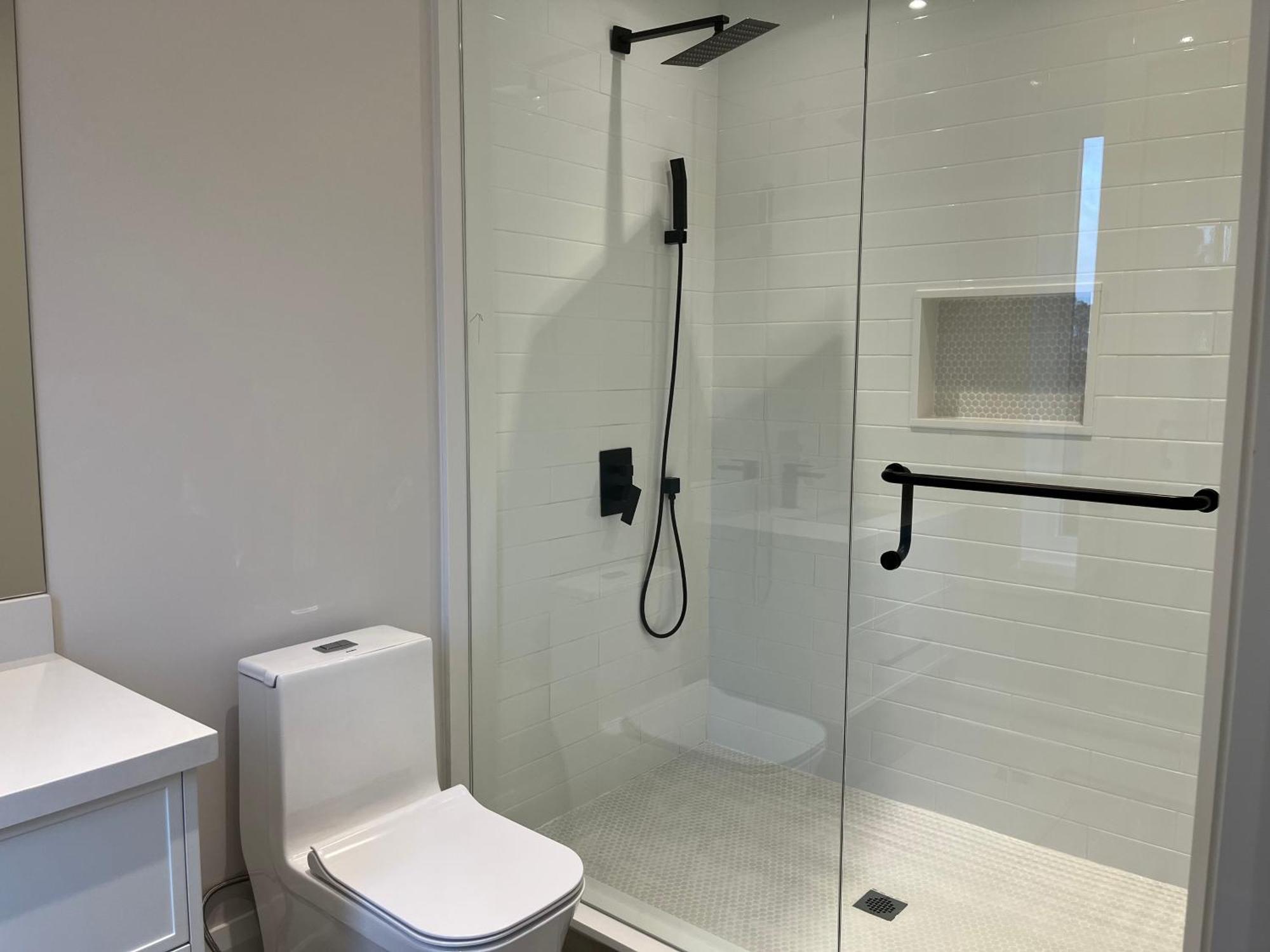 Luxurious New Lawrence Manor 6-bedroom Holiday home