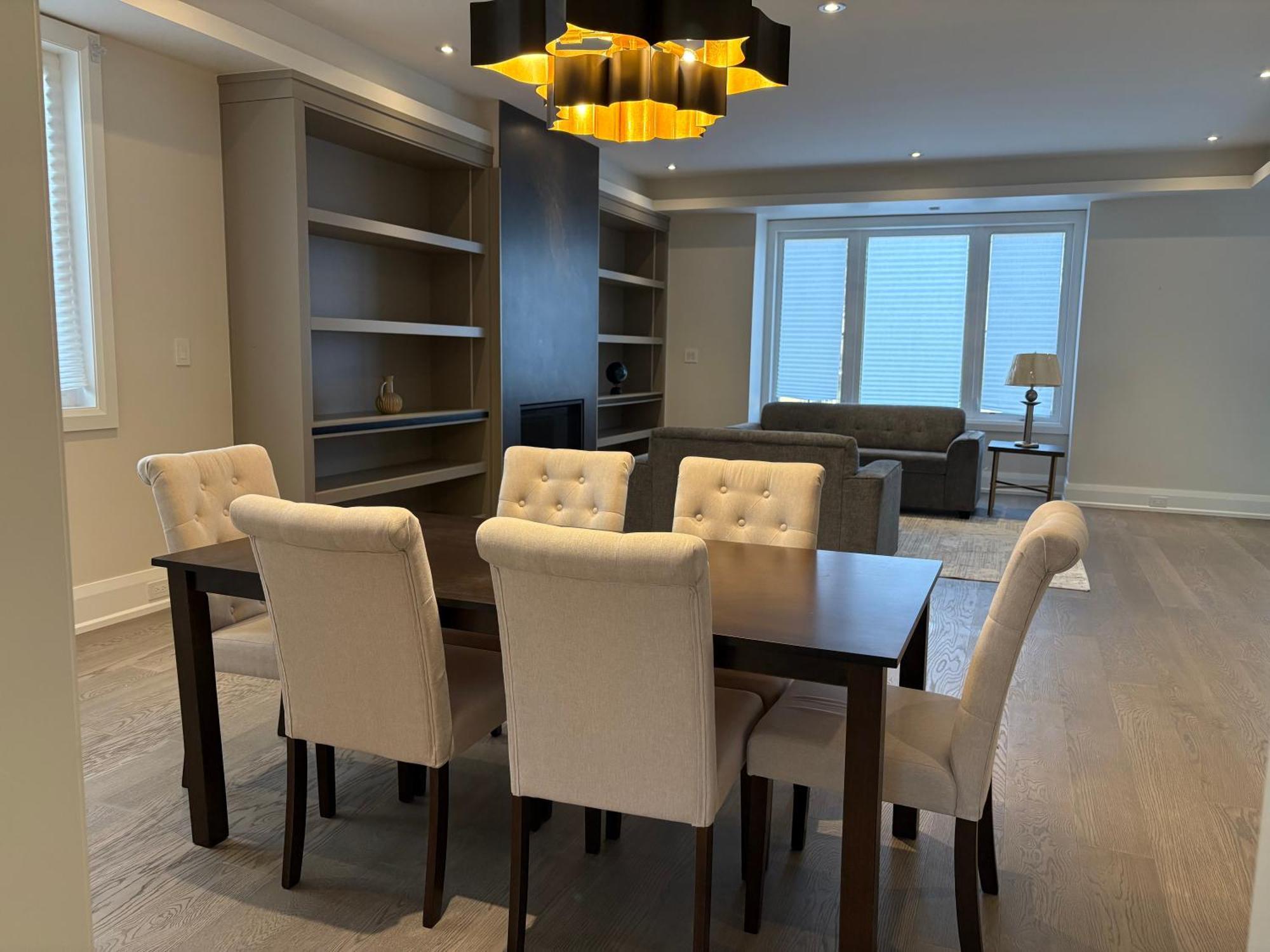 Luxurious New Lawrence Manor 6-bedroom *