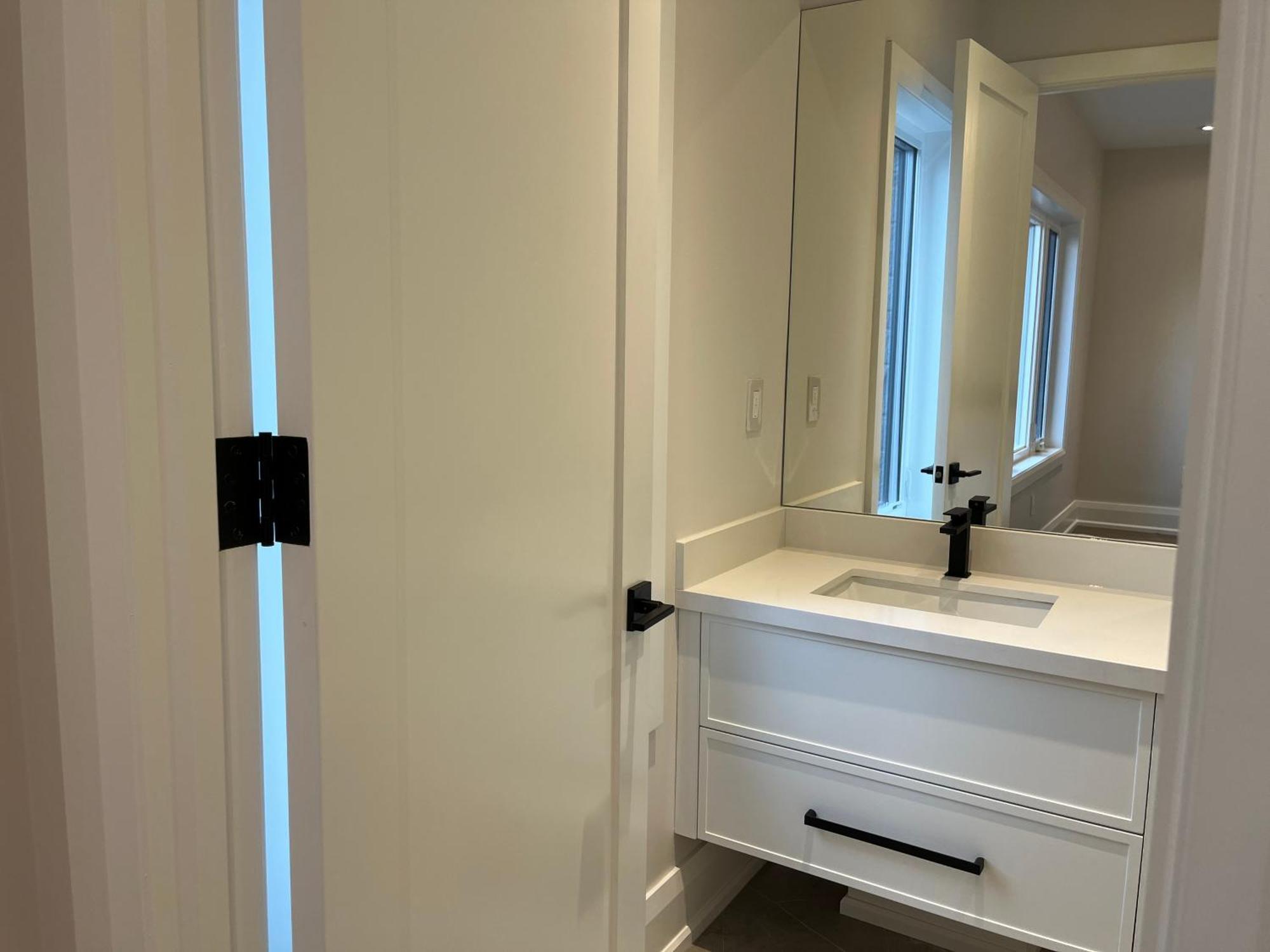Luxurious New Lawrence Manor 6-bedroom *