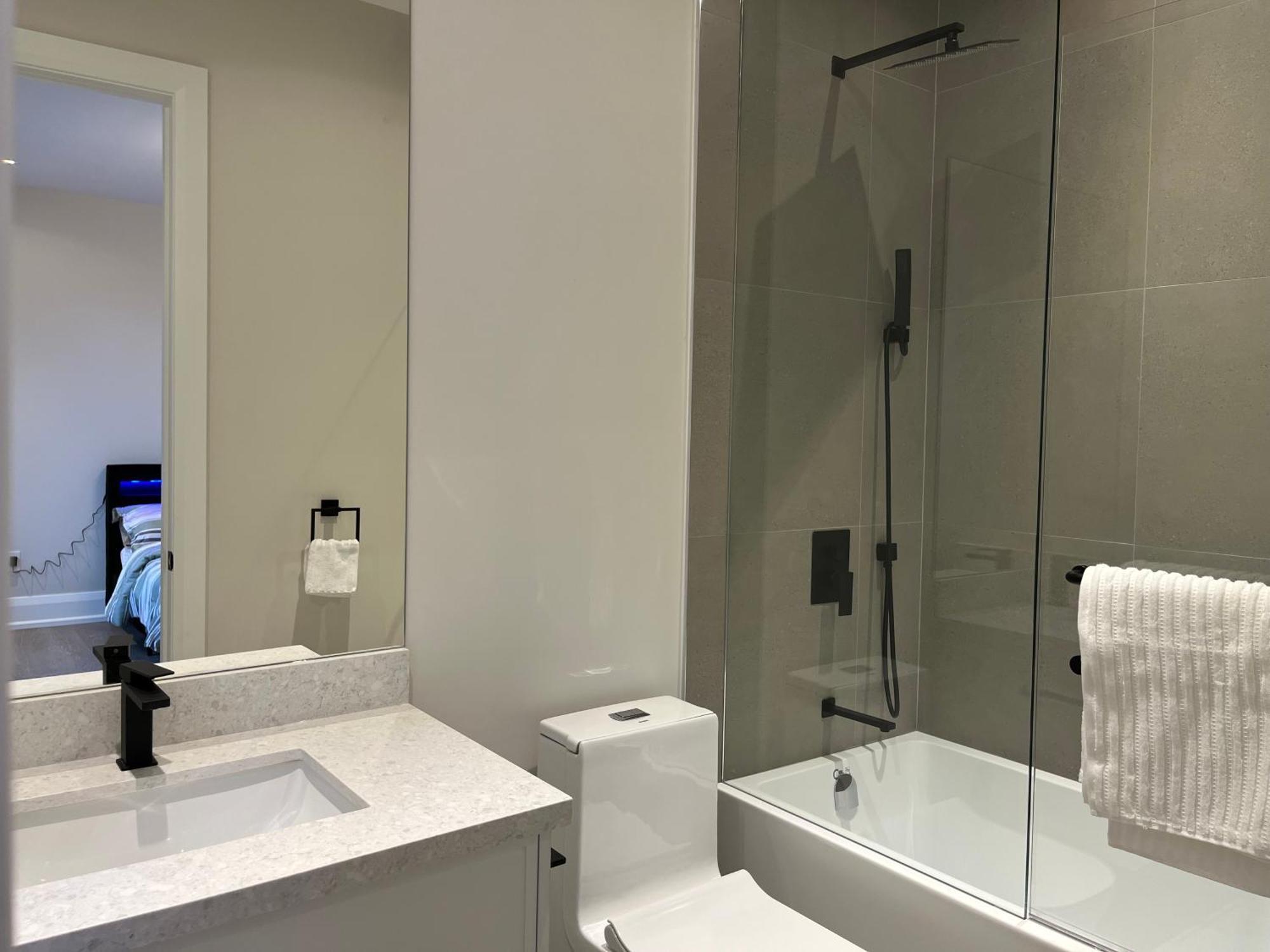 Luxurious New Lawrence Manor 6-bedroom