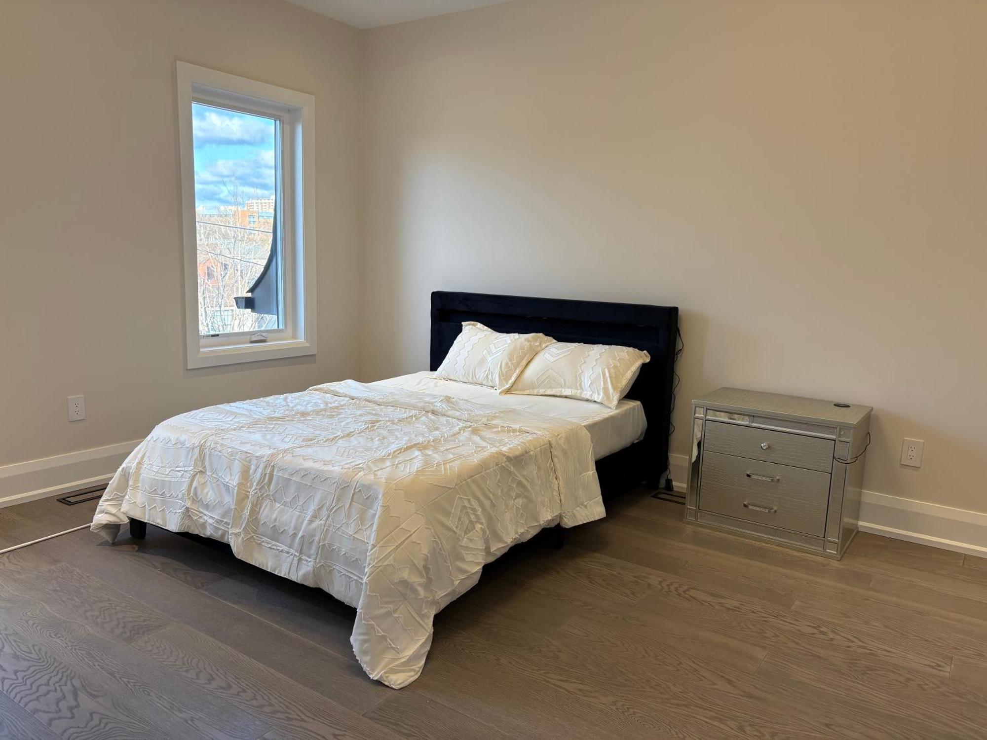 Luxurious New Lawrence Manor 6-bedroom