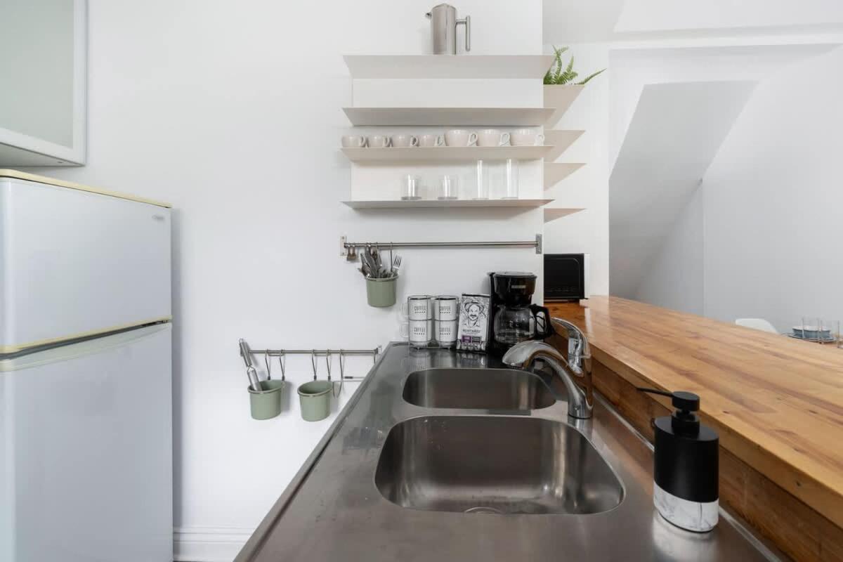 Private 2 Storey With 3br-2ba By Queen West * Toronto