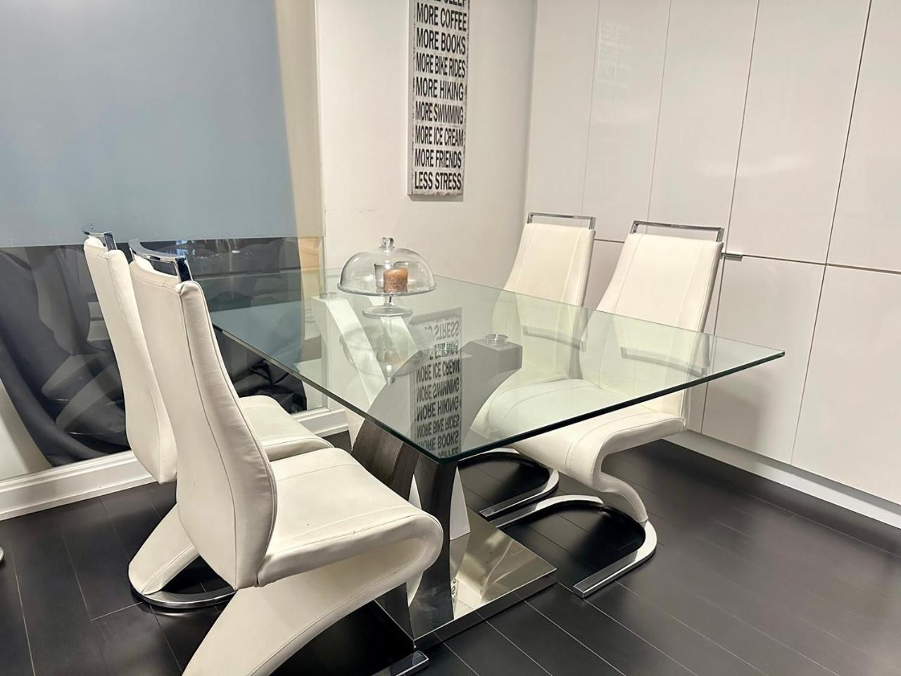 Apartment Lakeview 2bdrms 2baths With 3 Real Beds And Parking Toronto