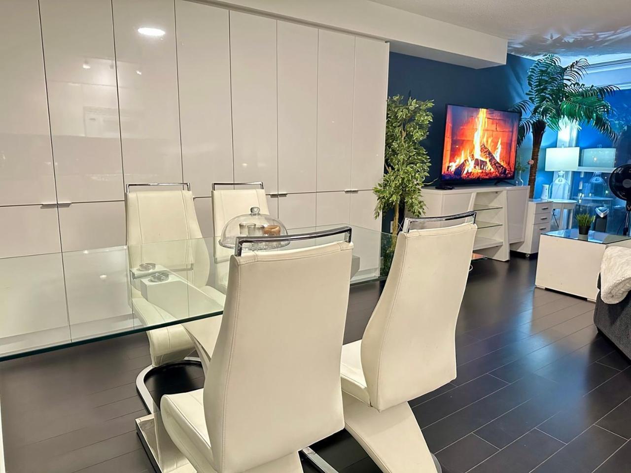 Lakeview 2bdrms 2baths With 3 Real Beds And Parking * Toronto