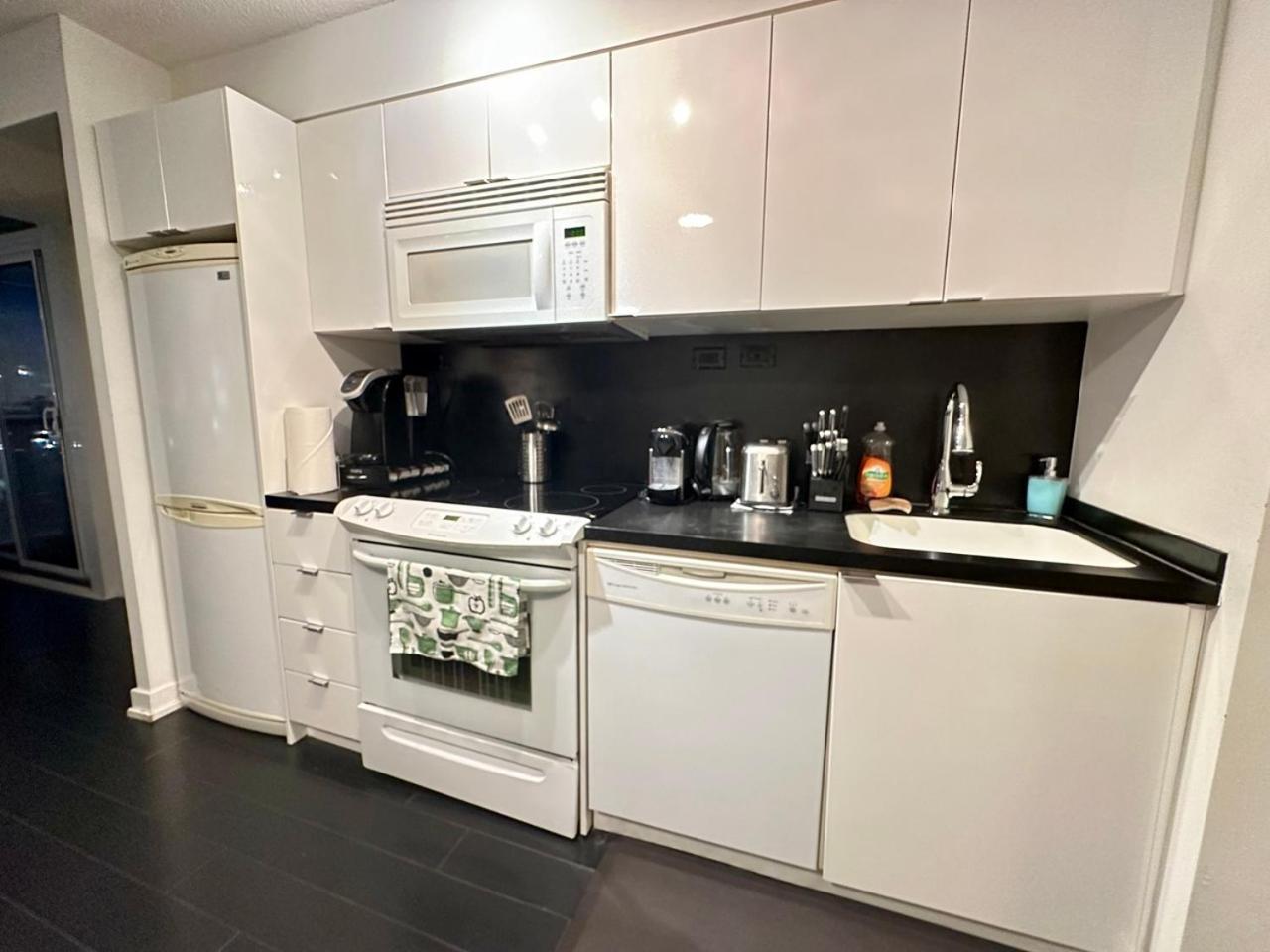 Lakeview 2bdrms 2baths With 3 Real Beds And Parking * Toronto