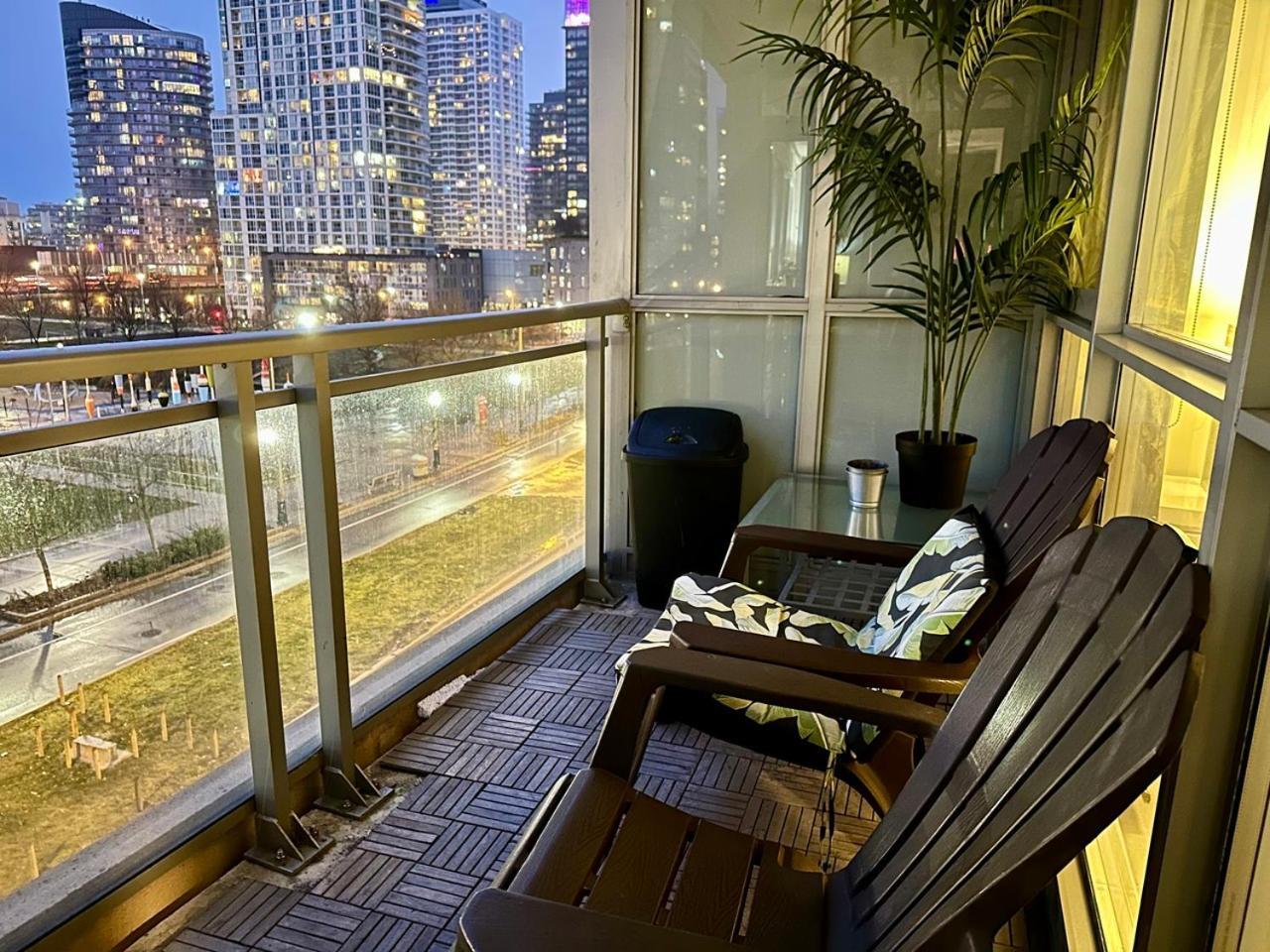 Lakeview 2bdrms 2baths With 3 Real Beds And Parking Apartment Toronto