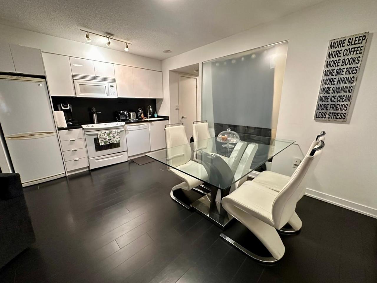 Apartment Lakeview 2bdrms 2baths With 3 Real Beds And Parking Toronto
