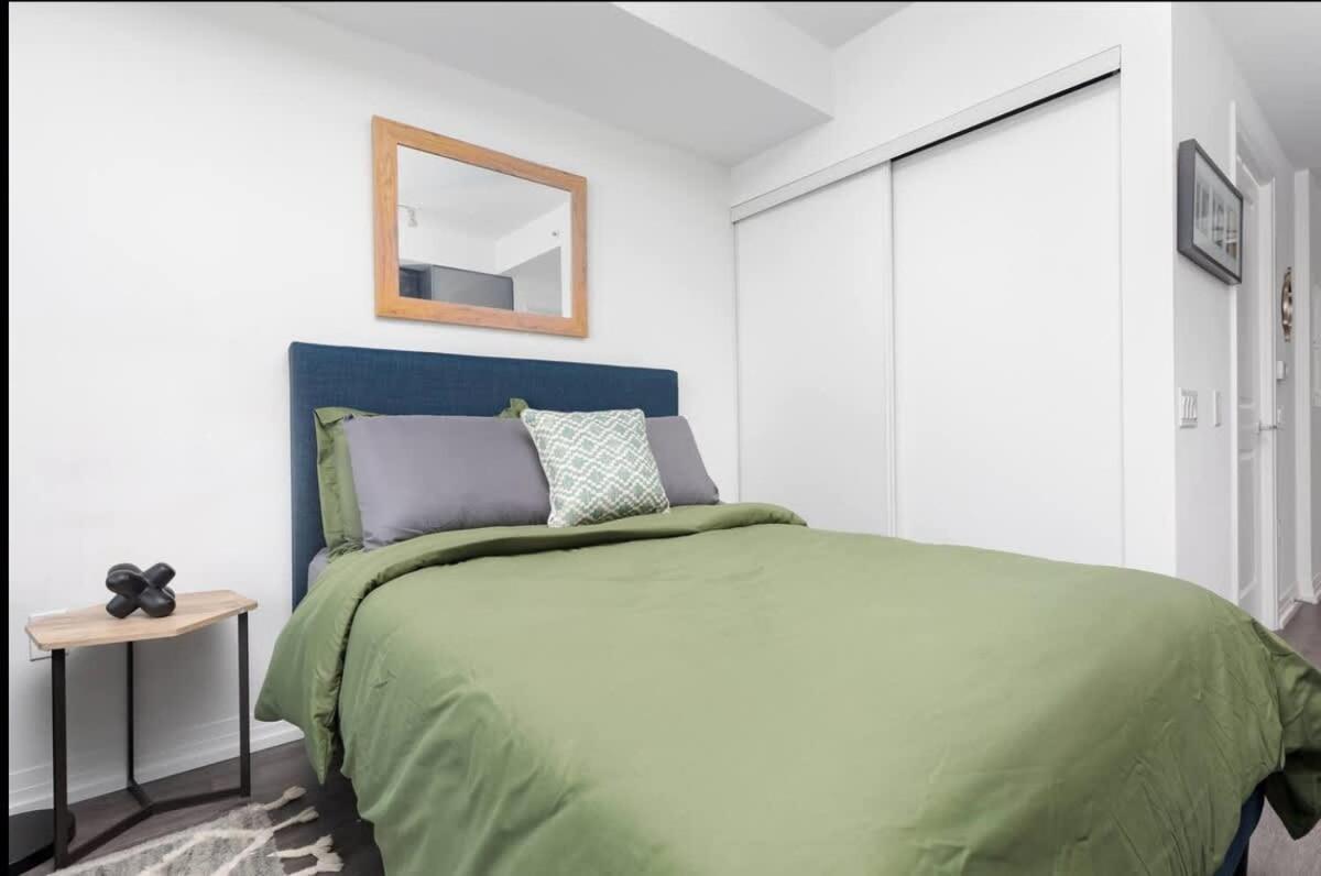Fantastic By Eaton Centre Apartment *