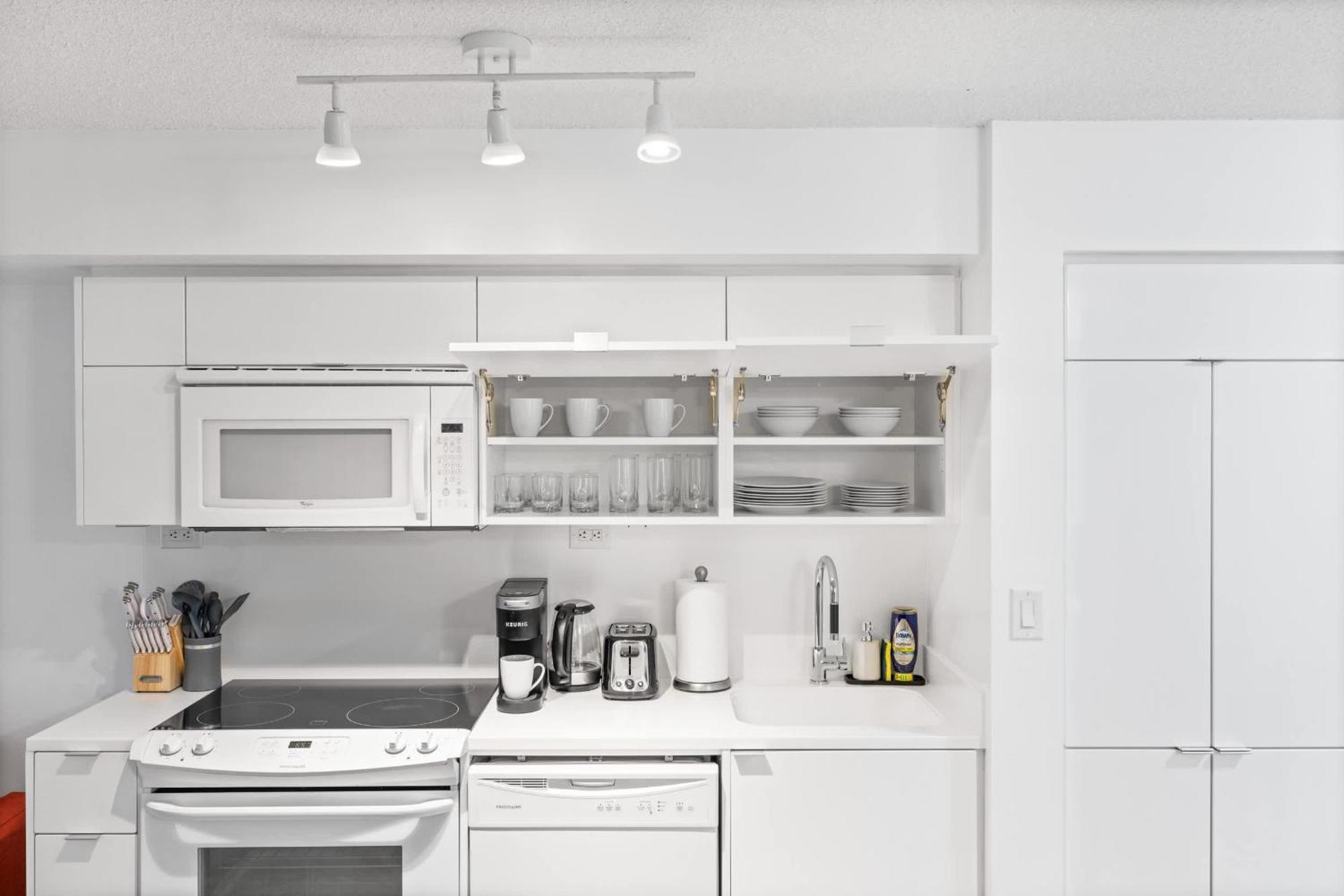 Modern Comfort 2-br Downtown Getaway Apartment
