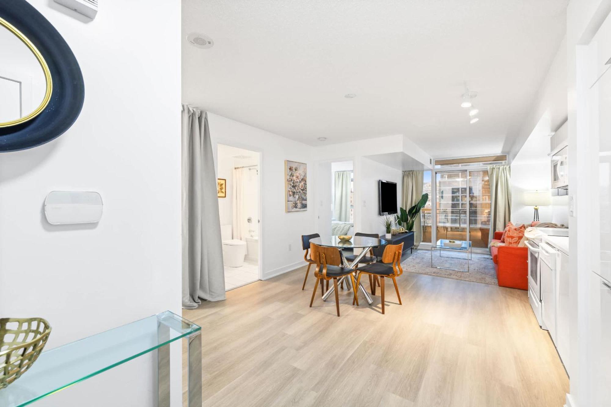 Modern Comfort 2-br Downtown Getaway Apartment *
