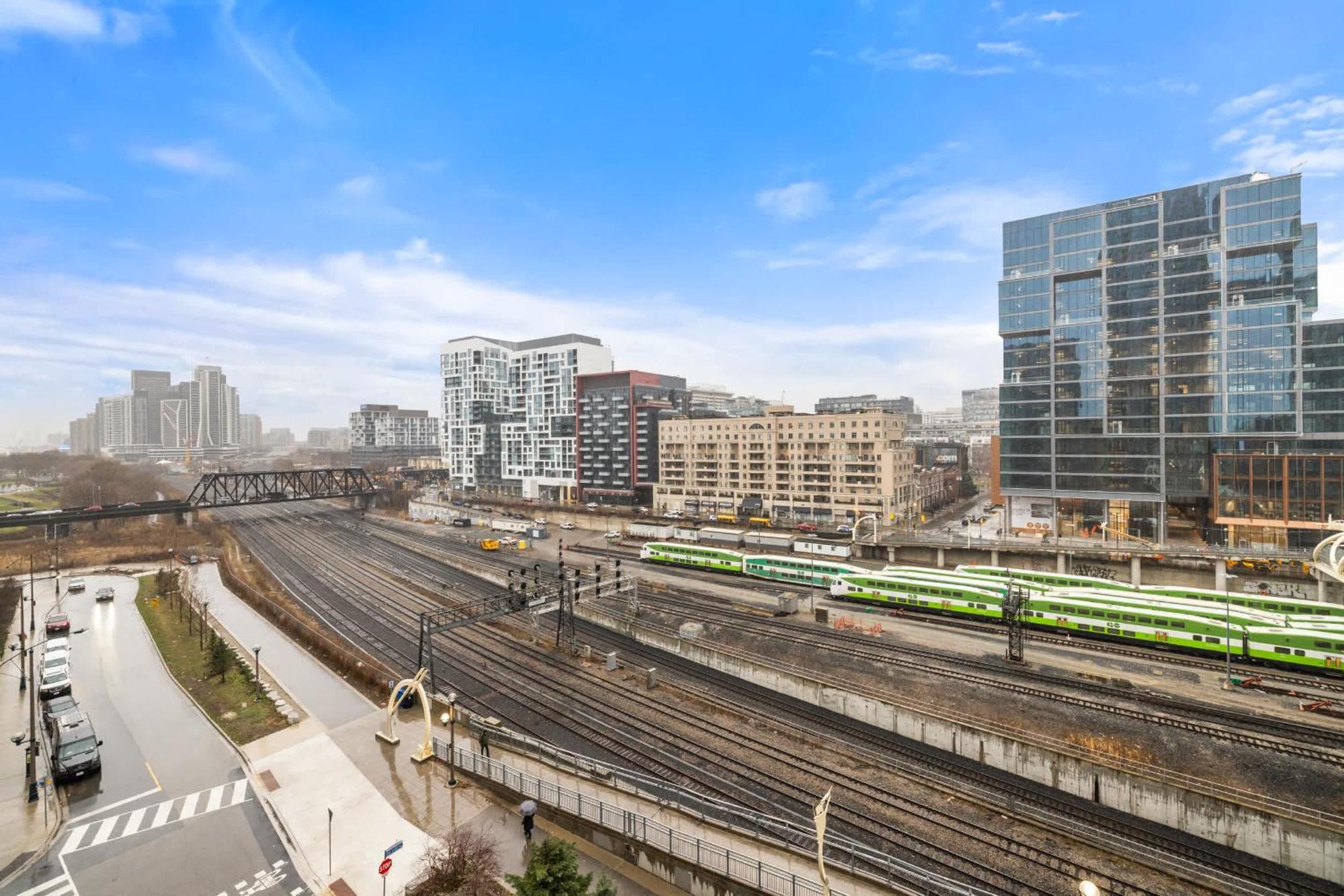 Modern Comfort 2-br Downtown Getaway *