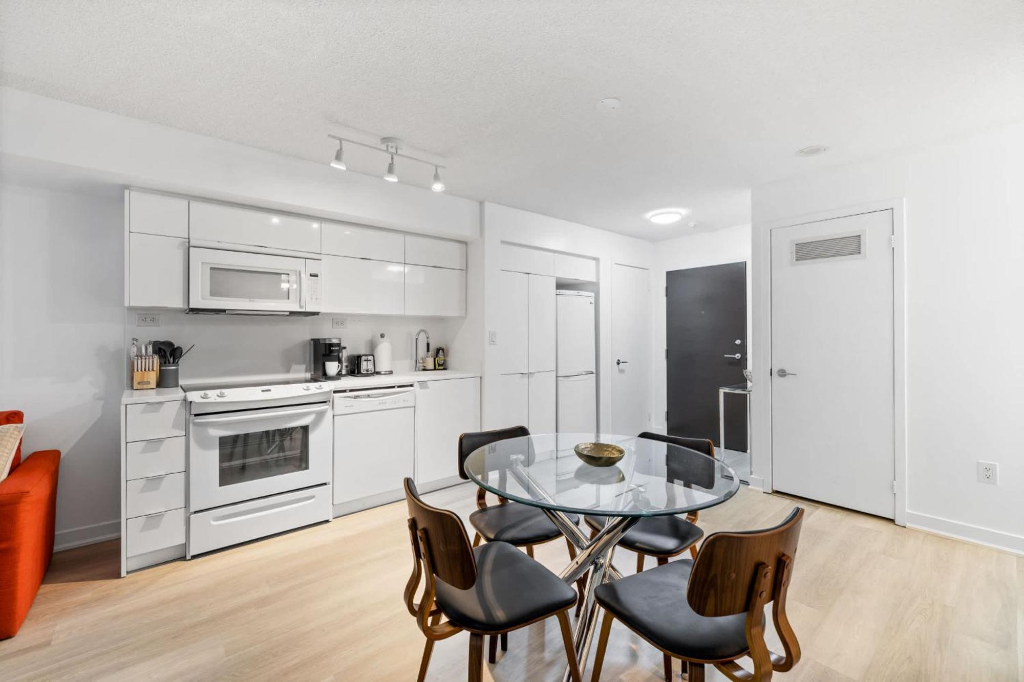 Modern Comfort 2-br Downtown Getaway Apartment