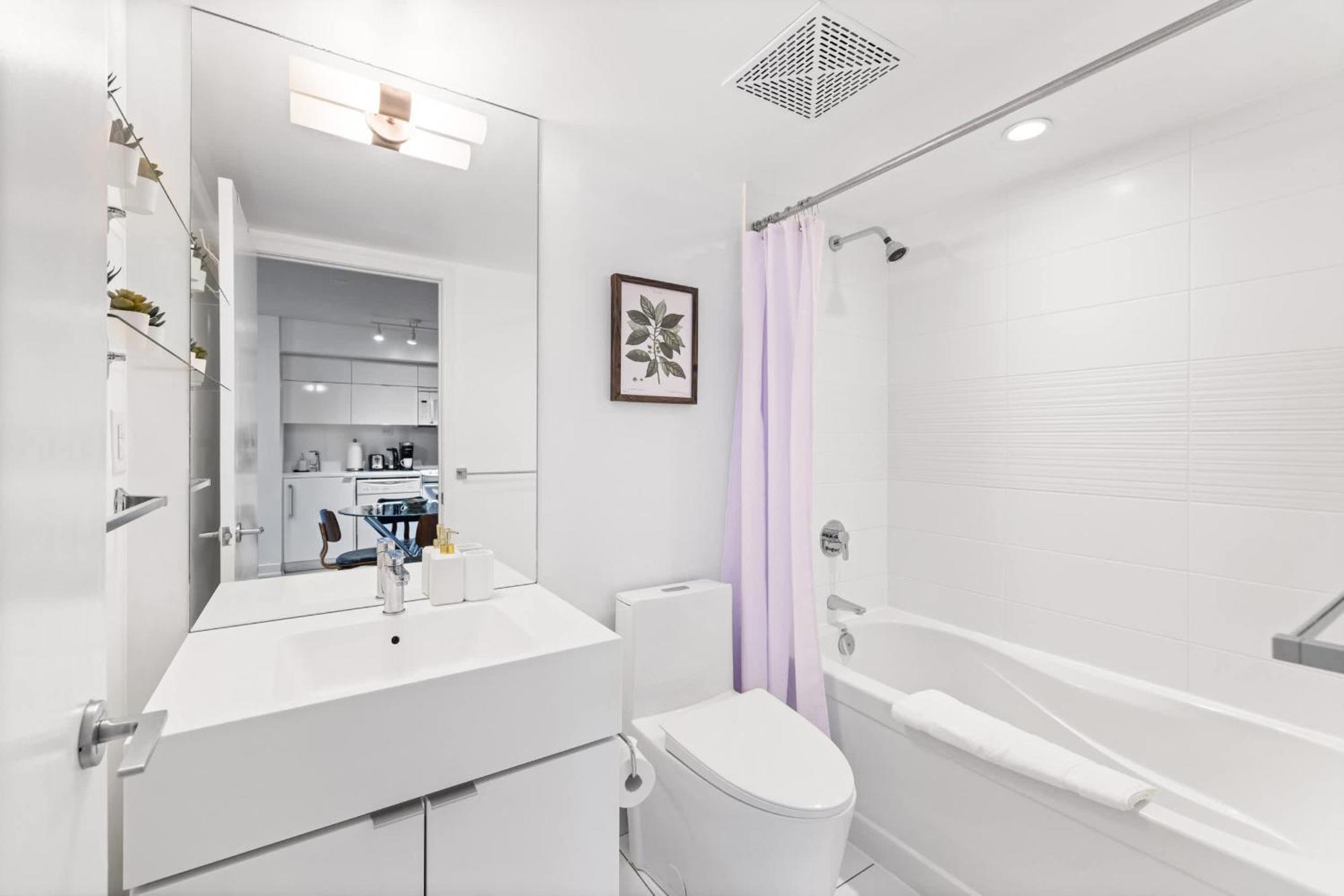 Modern Comfort 2-br Downtown Getaway Apartment Toronto