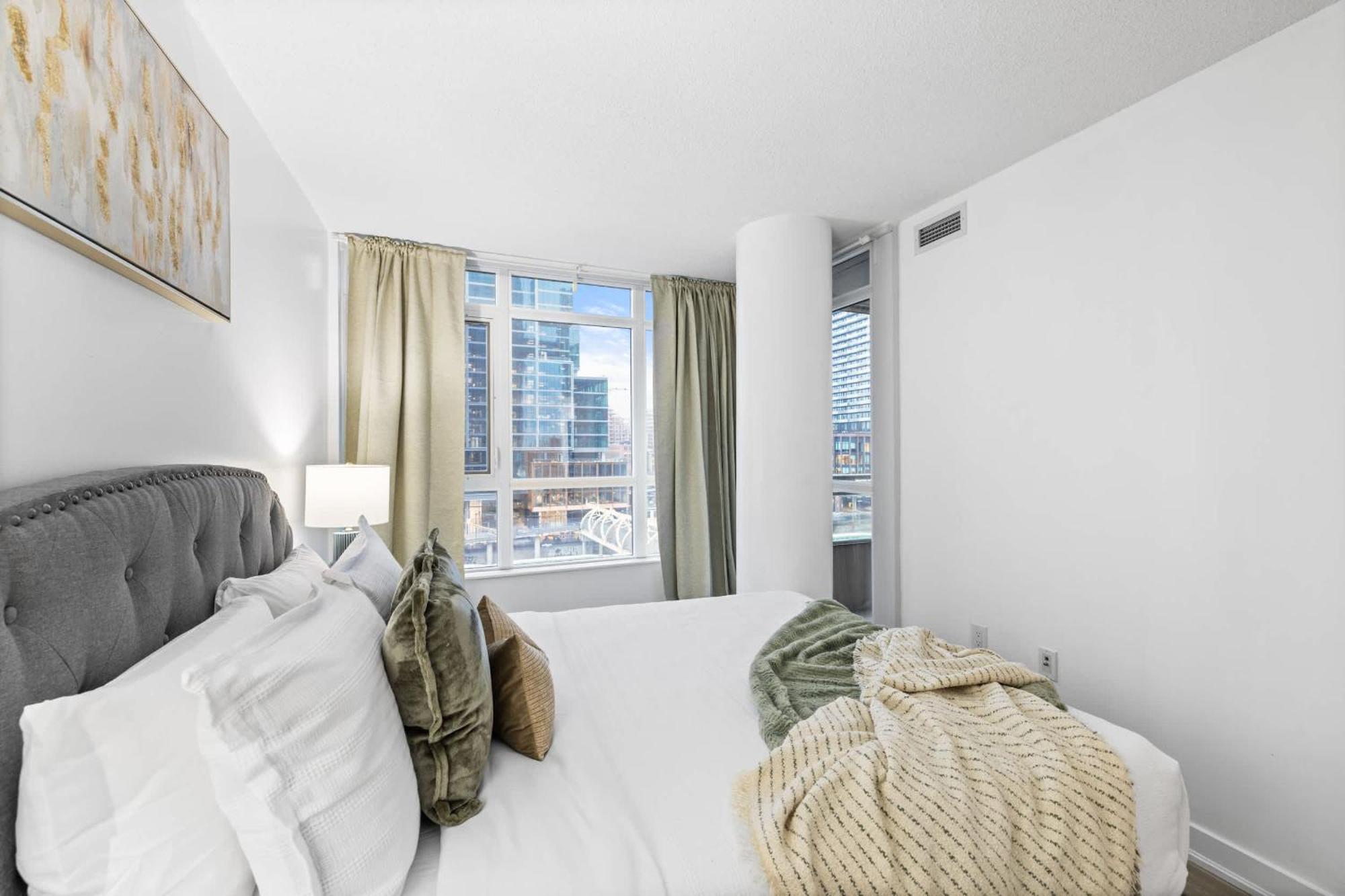 Modern Comfort 2-br Downtown Getaway Toronto