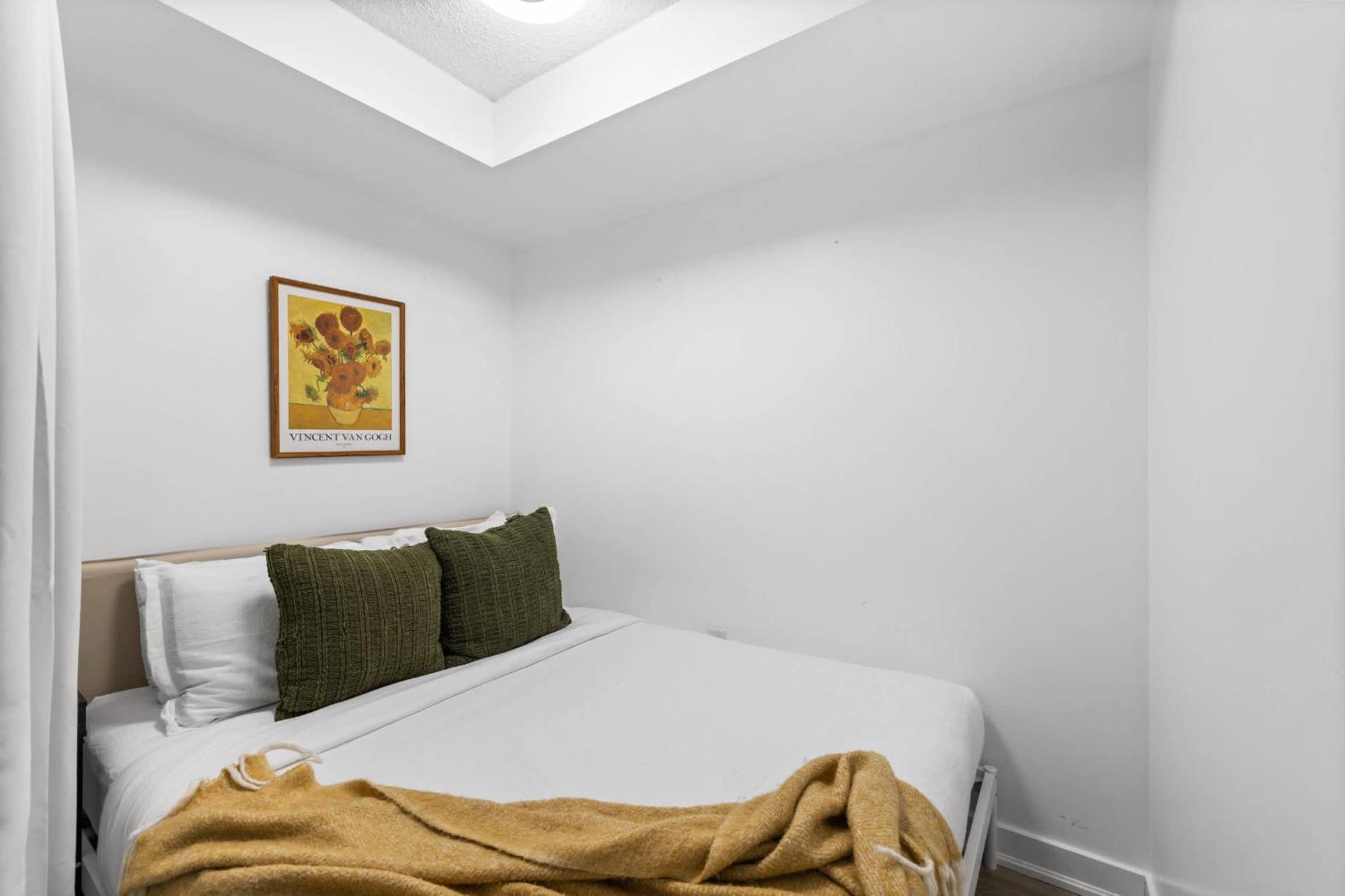 Modern Comfort 2-br Downtown Getaway Apartment *