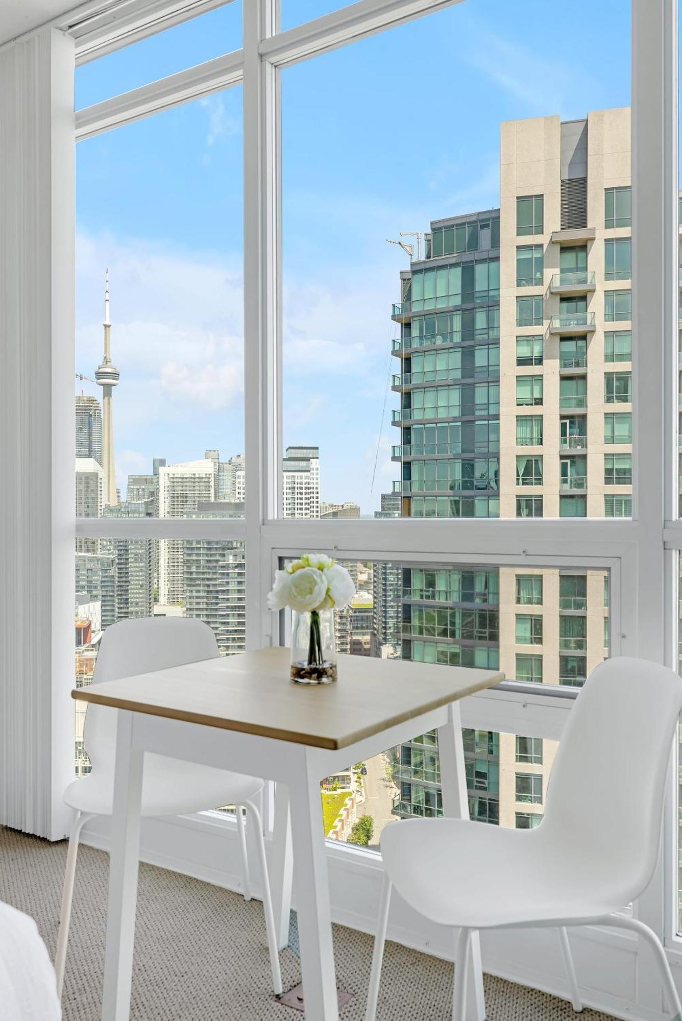 Breathtaking Lakeview Free Parking Apartment