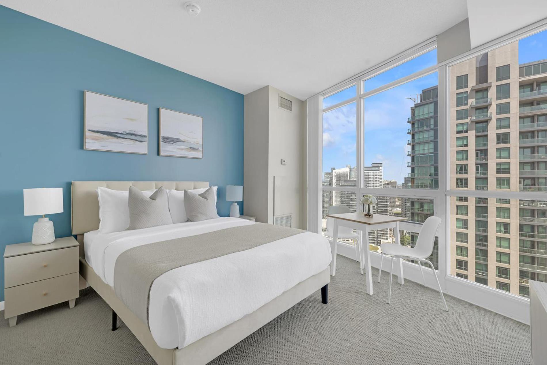 Breathtaking Lakeview Free Parking Apartment Toronto