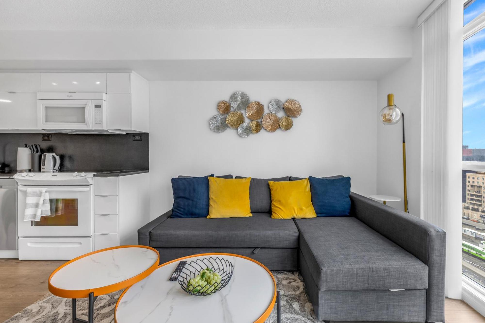 Beautiful 2 Bedroom Downtown * Toronto