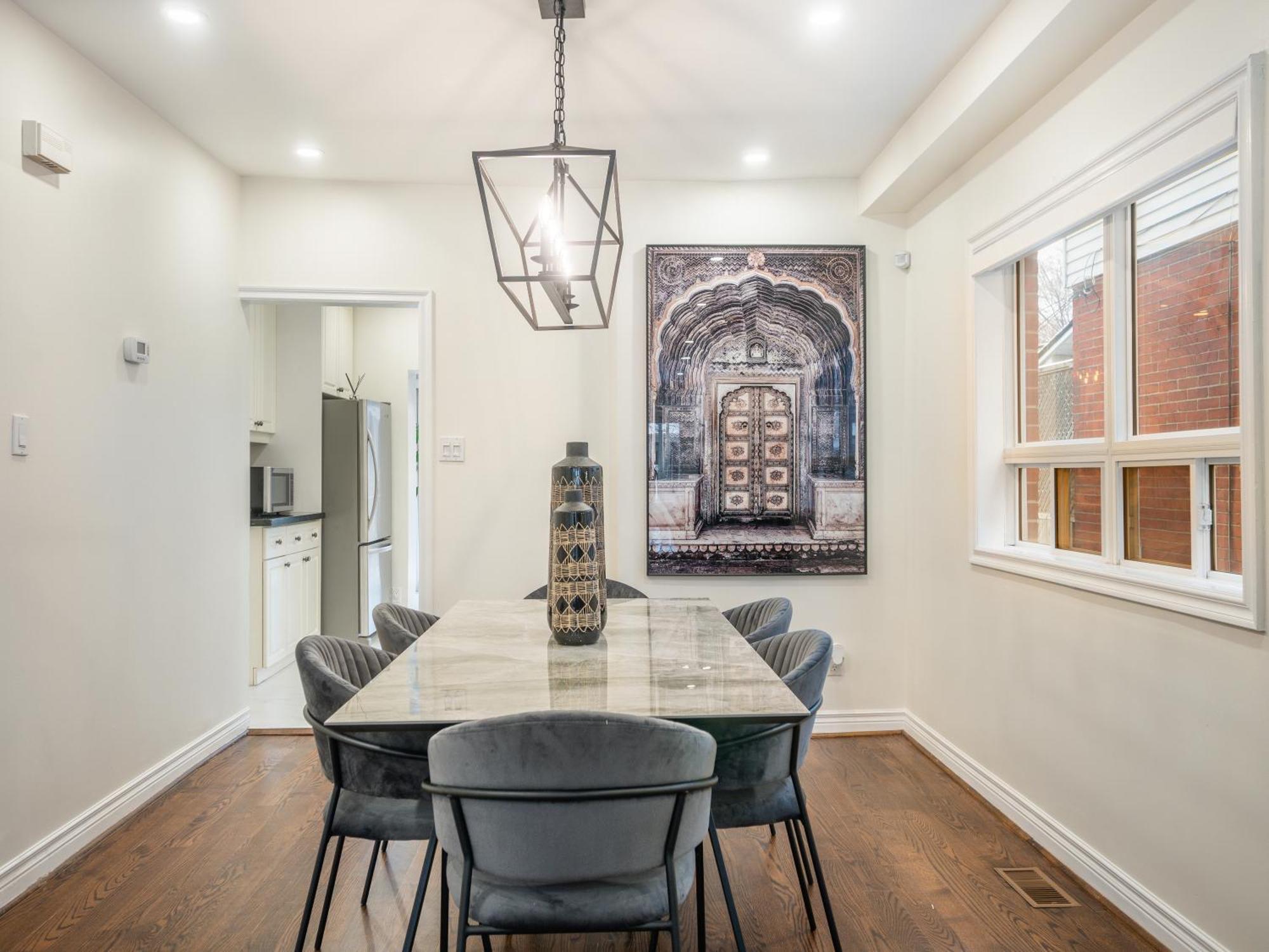 Designer 3br & 2wr Townhouse Apartment *