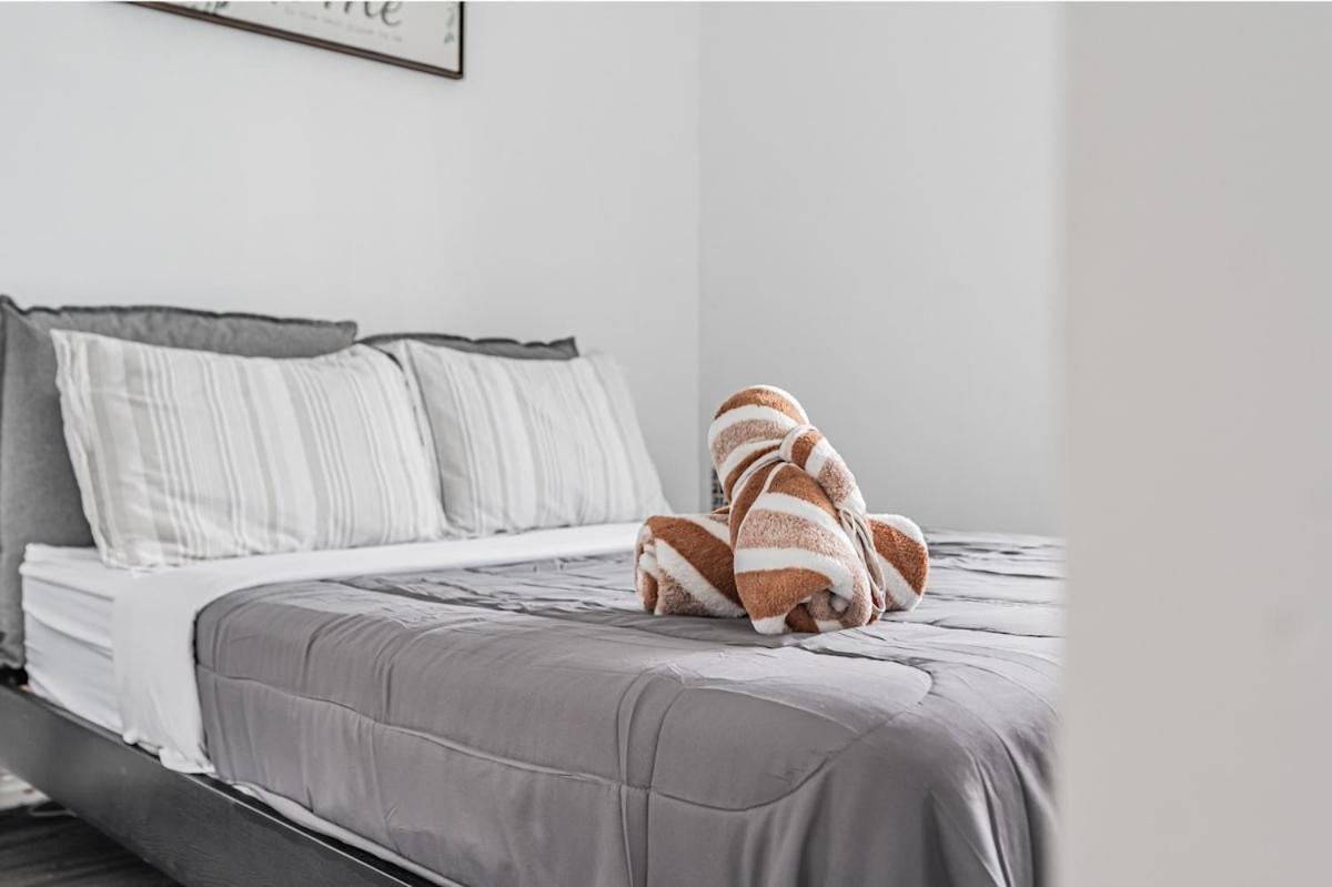 2br Close To Eaton Center Apartment