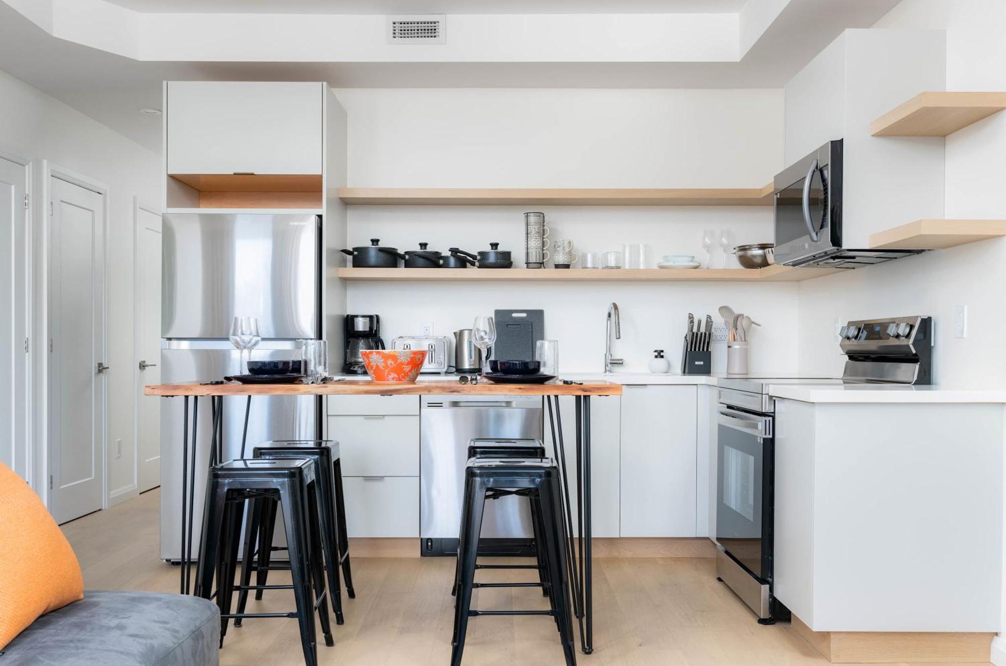 Large Victorian Sleeps 6 By Uoft Toronto
