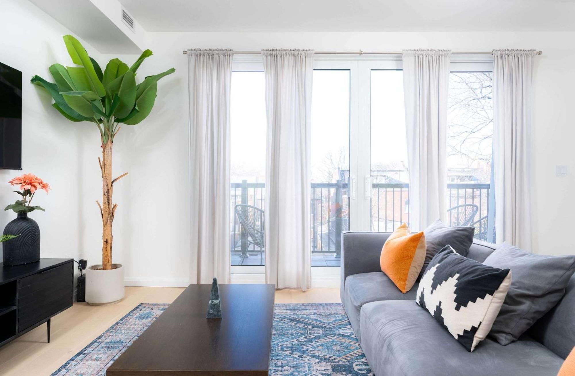 Large Victorian Sleeps 6 By Uoft * Toronto