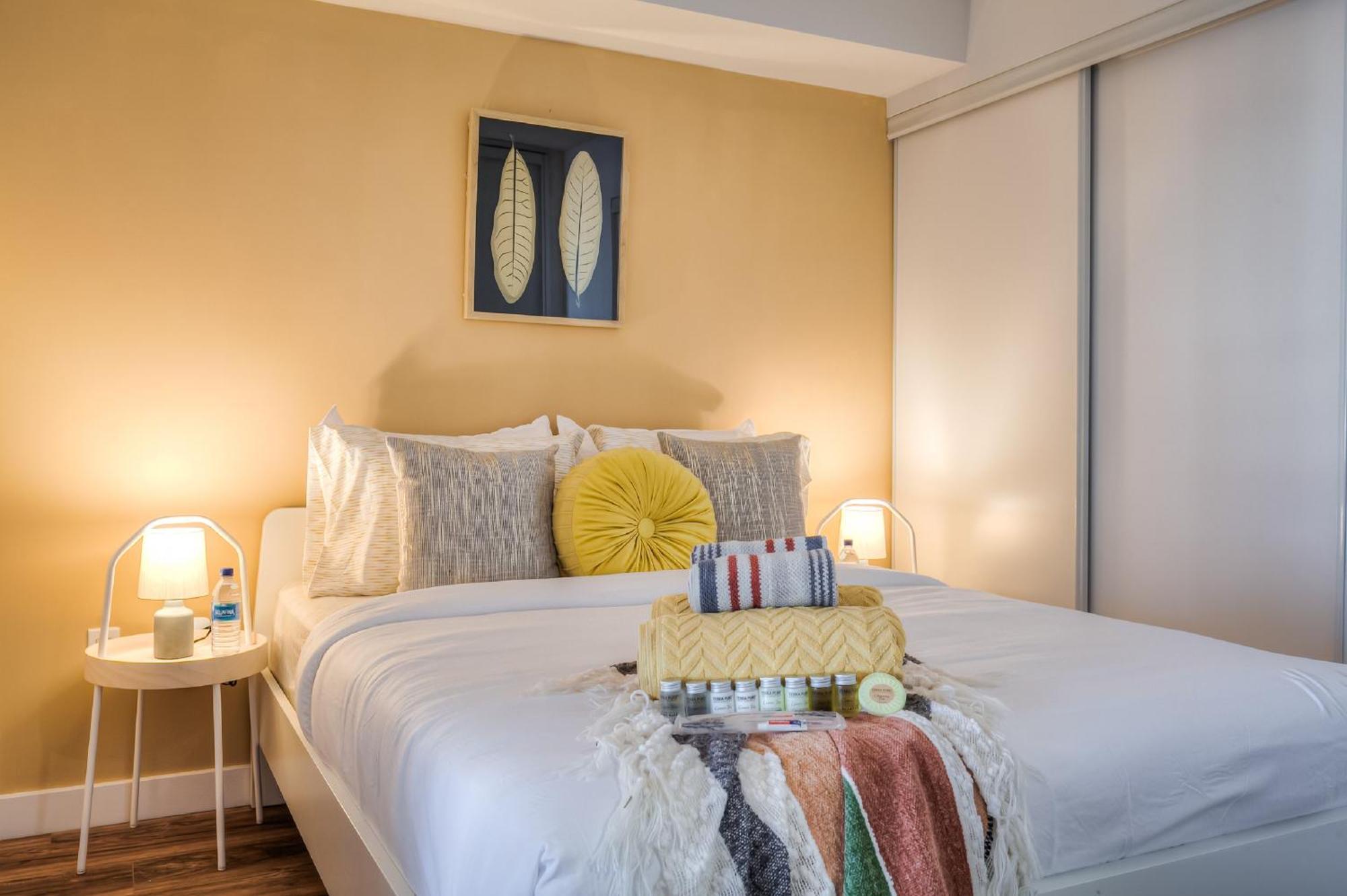 Elegant 1br Den Downtown - Sleep 6 *