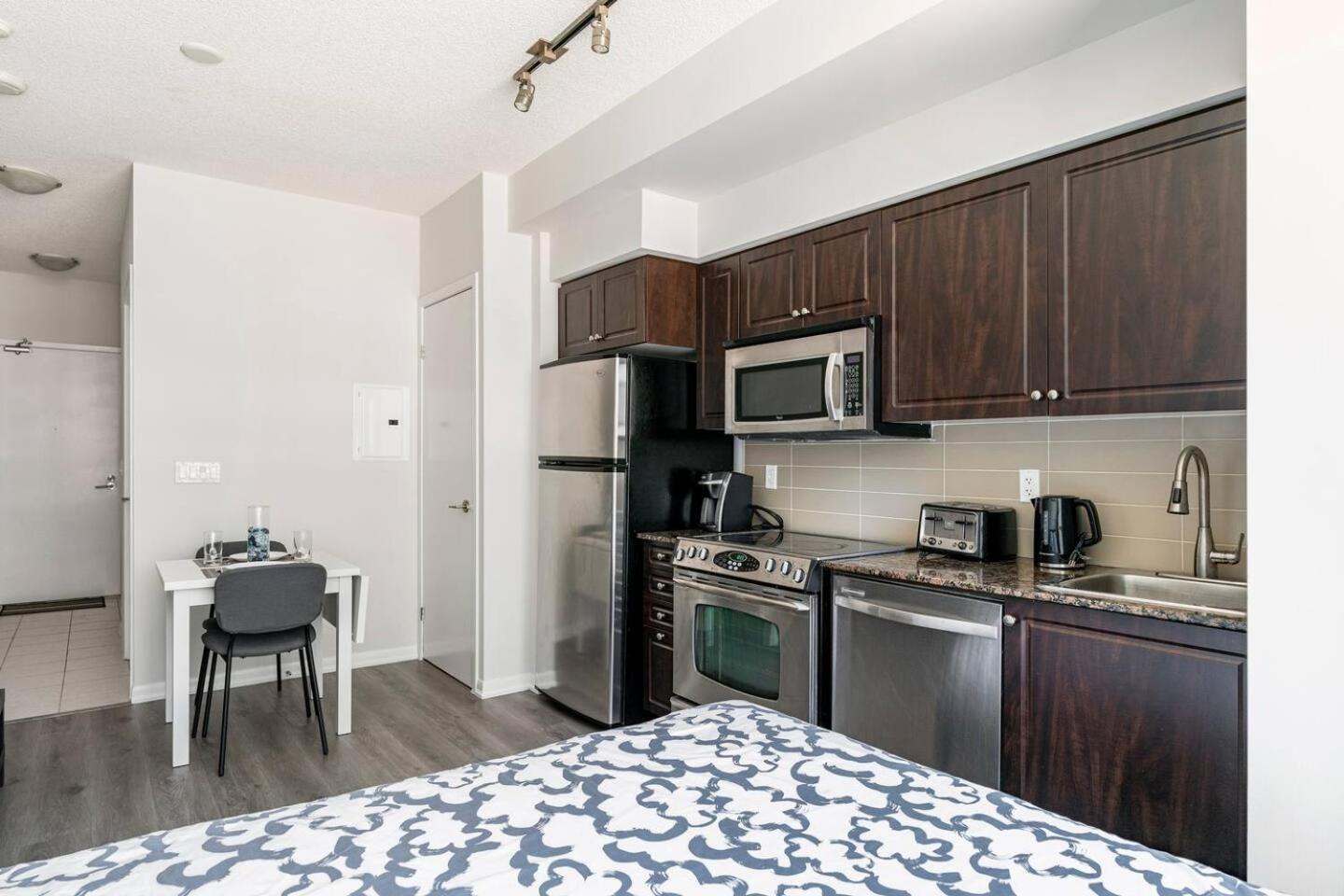 Cn Tower Luxe - Prime Downtown Location Apartment