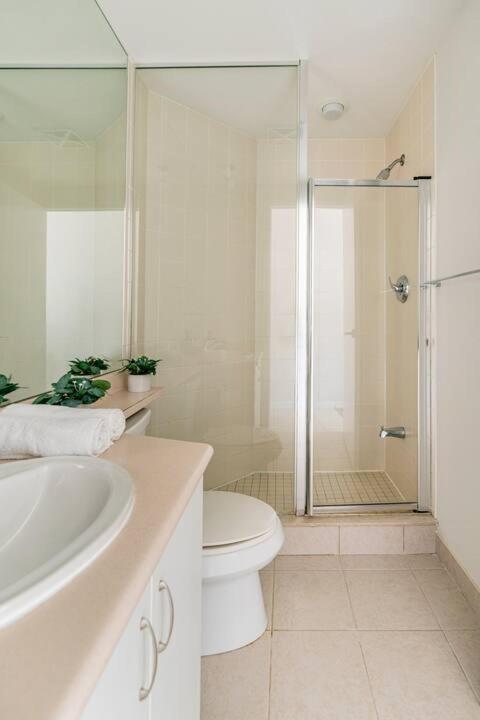 Cn Tower Luxe - Prime Downtown Location Apartment
