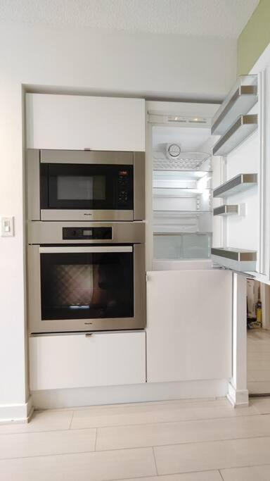 Apartment Condo-walking Distance To Cn Tower, Rogers Centre, Scotiabank Arena Toronto