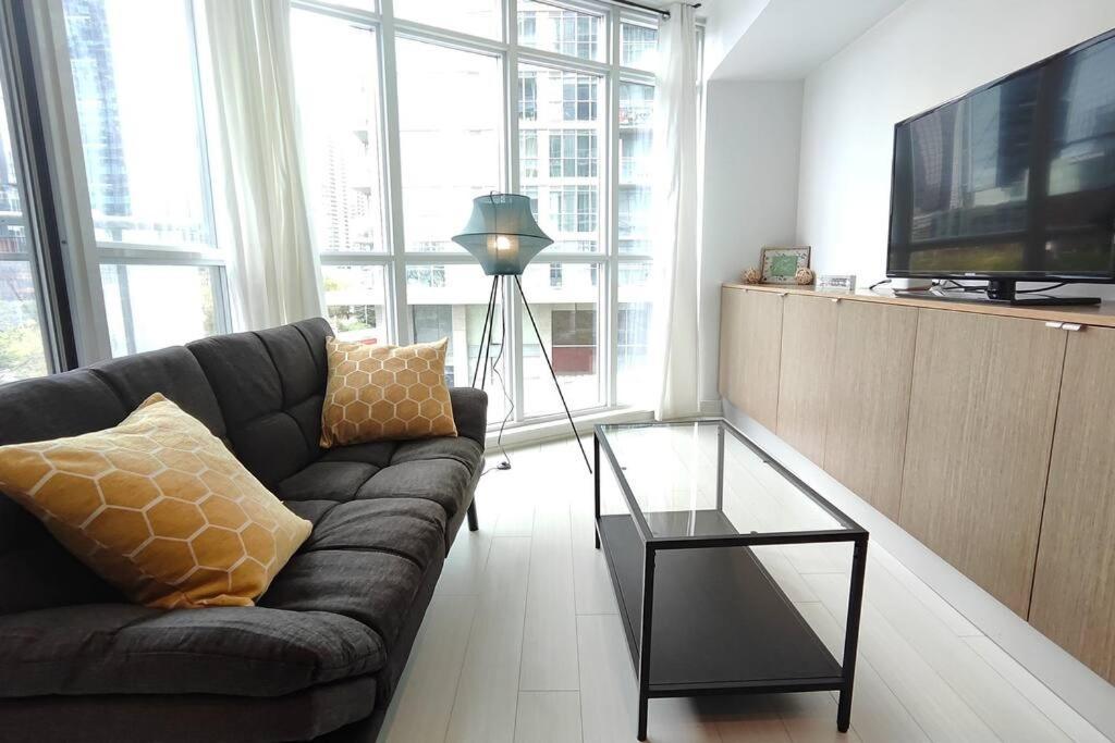 Condo-walking Distance To Cn Tower, Rogers Centre, Scotiabank Arena *