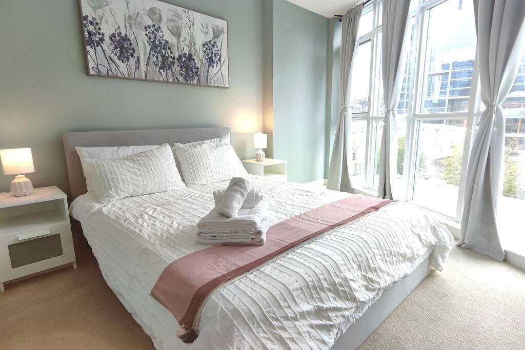 Condo-walking Distance To Cn Tower, Rogers Centre, Scotiabank Arena Toronto