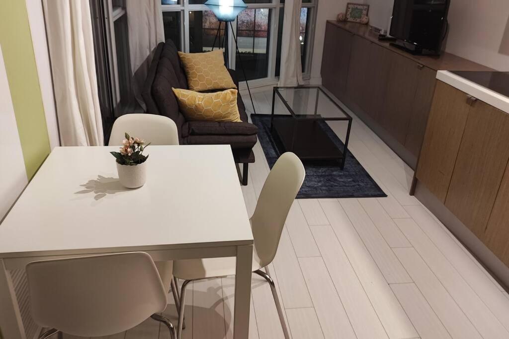Condo-walking Distance To Cn Tower, Rogers Centre, Scotiabank Arena Apartment