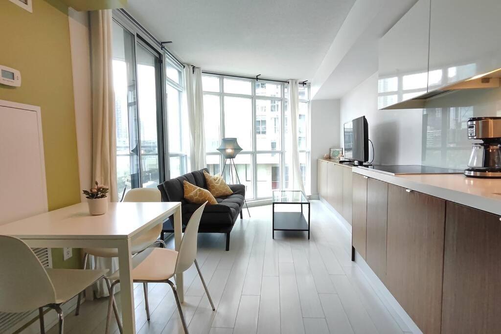 Apartment Condo-walking Distance To Cn Tower, Rogers Centre, Scotiabank Arena Toronto