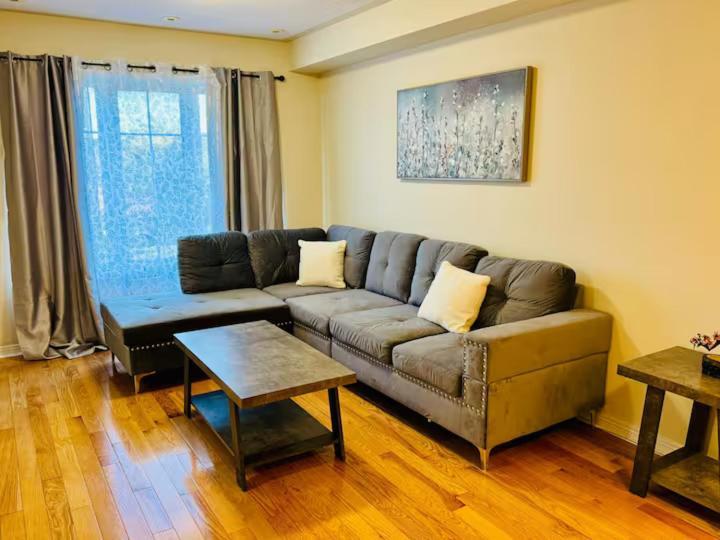 Cosy In With High Speed Internet- Close To Centre * Toronto