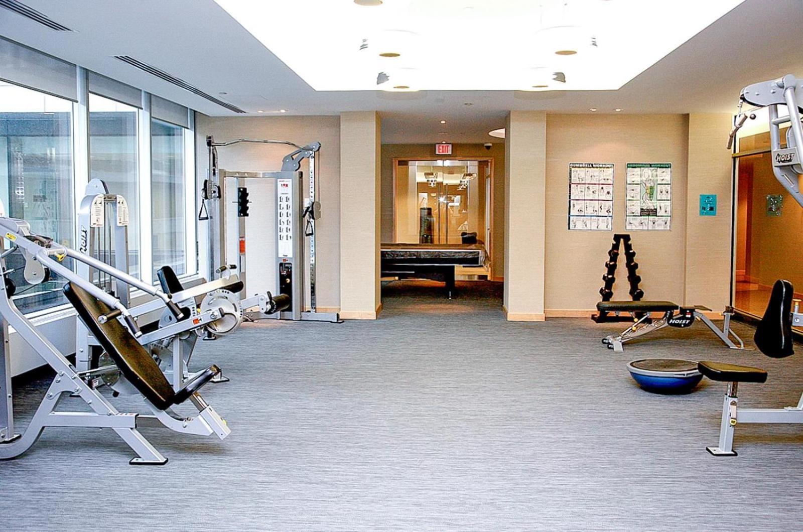 Spacious Next To Cn Tower Apartment