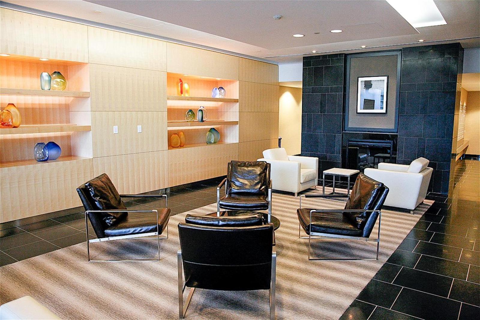 Spacious Next To Cn Tower Apartment *