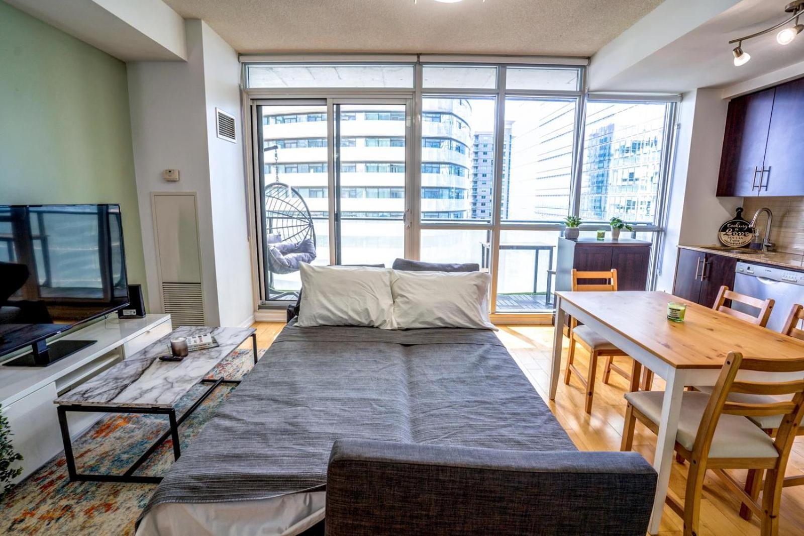 Spacious Next To Cn Tower Apartment Toronto