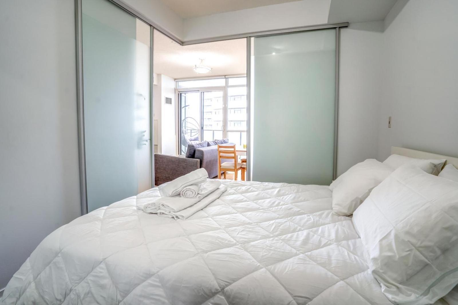 Apartment Spacious Next To Cn Tower
