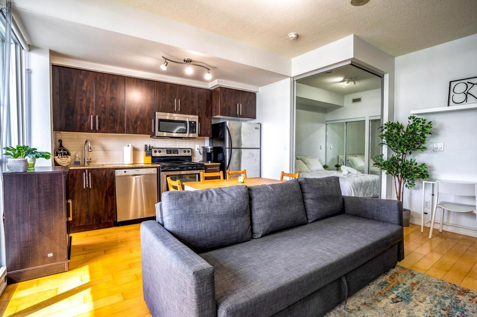 Spacious Next To Cn Tower *