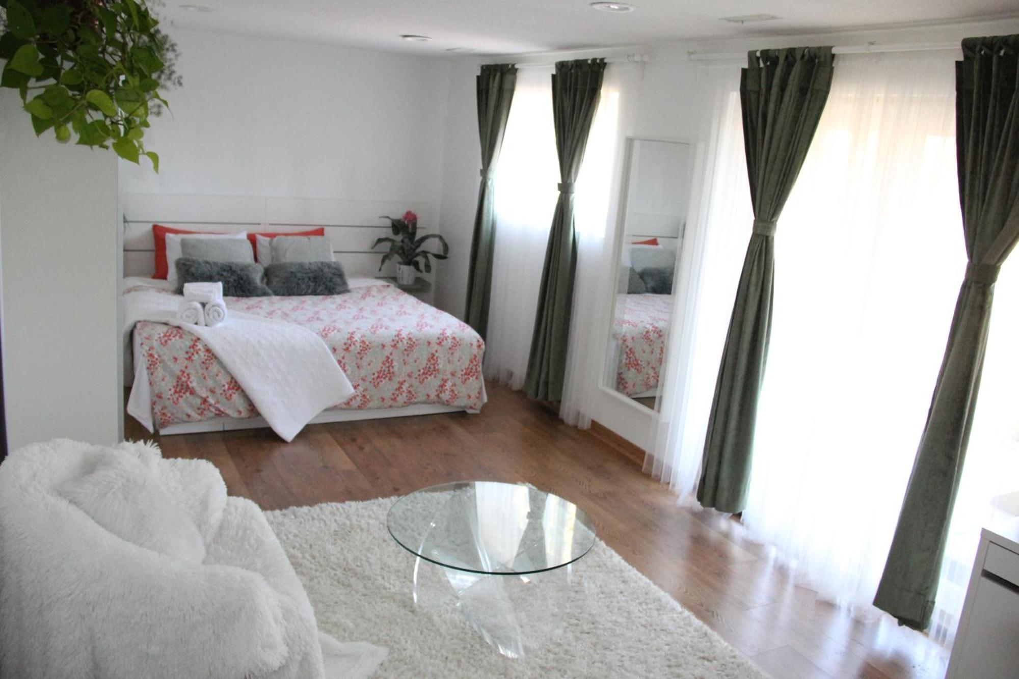 Serene Don River Retreat- 2br Suite, Private Patio, Free Breakfast & Parking Apartment *