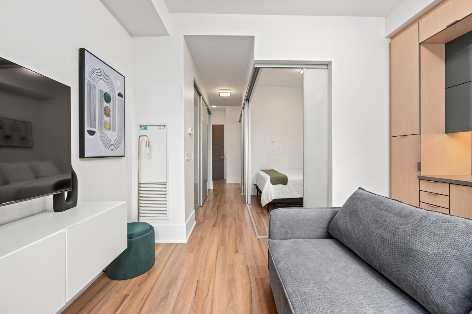 Lovely 1 Bedroom Suite,gym,pool, Mtcc, Cn Tower