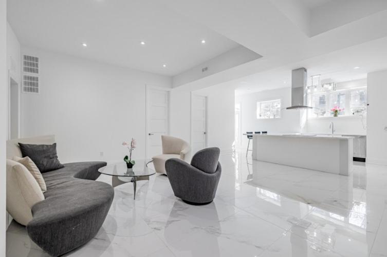 Comfortable In Next To Yorkdale Mall *