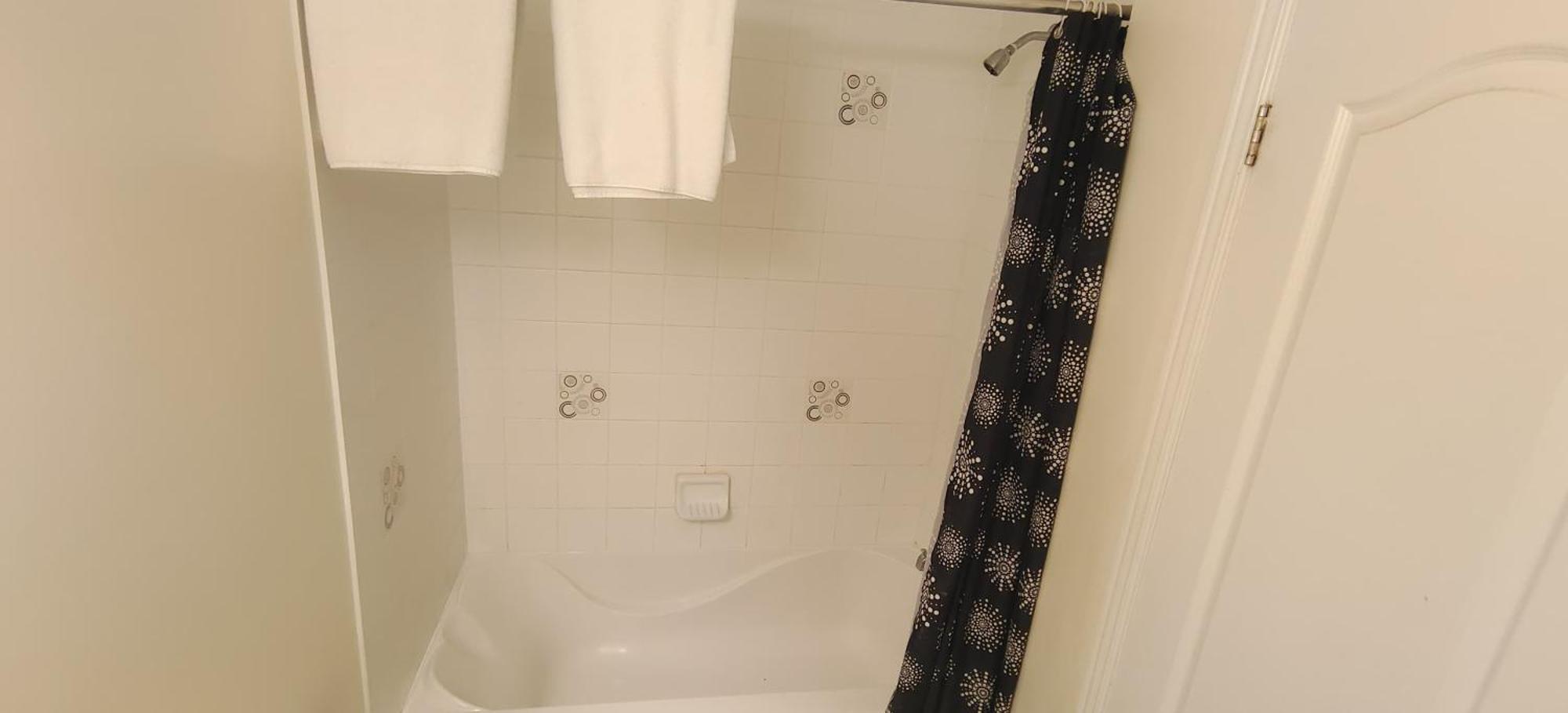 Cozy N Beautiful Near Transit, Restaurants- High Speed Internet, Free Parking *