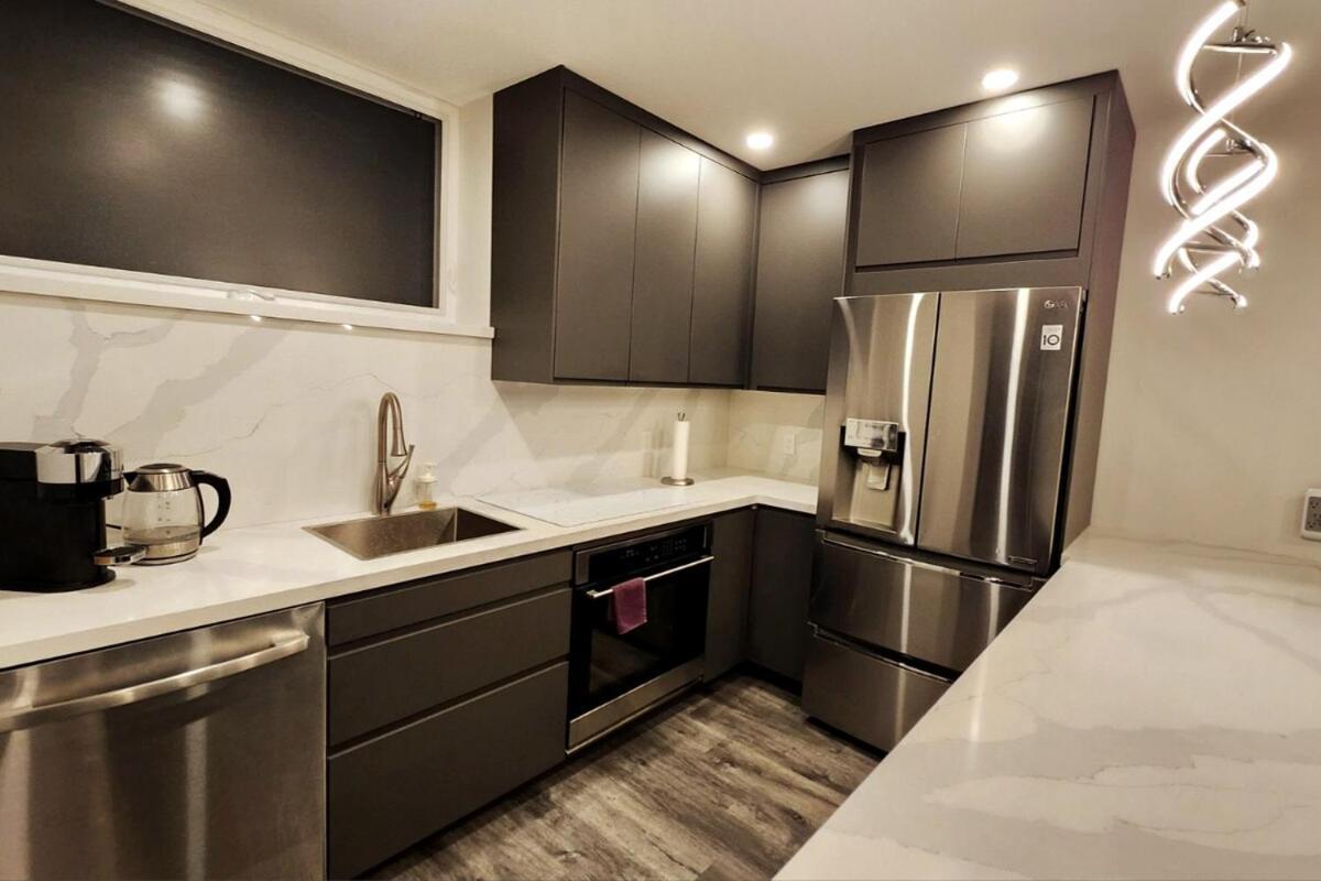 Luxury Private With Own Entrance, Private Bath Apartment *