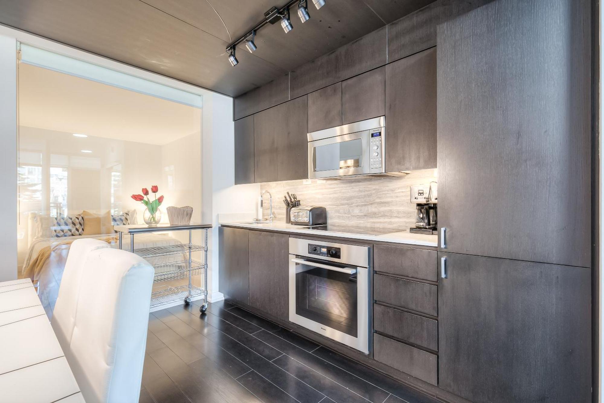 Downtown 4br Townhouse Near Rogers Centre With Parking * Toronto