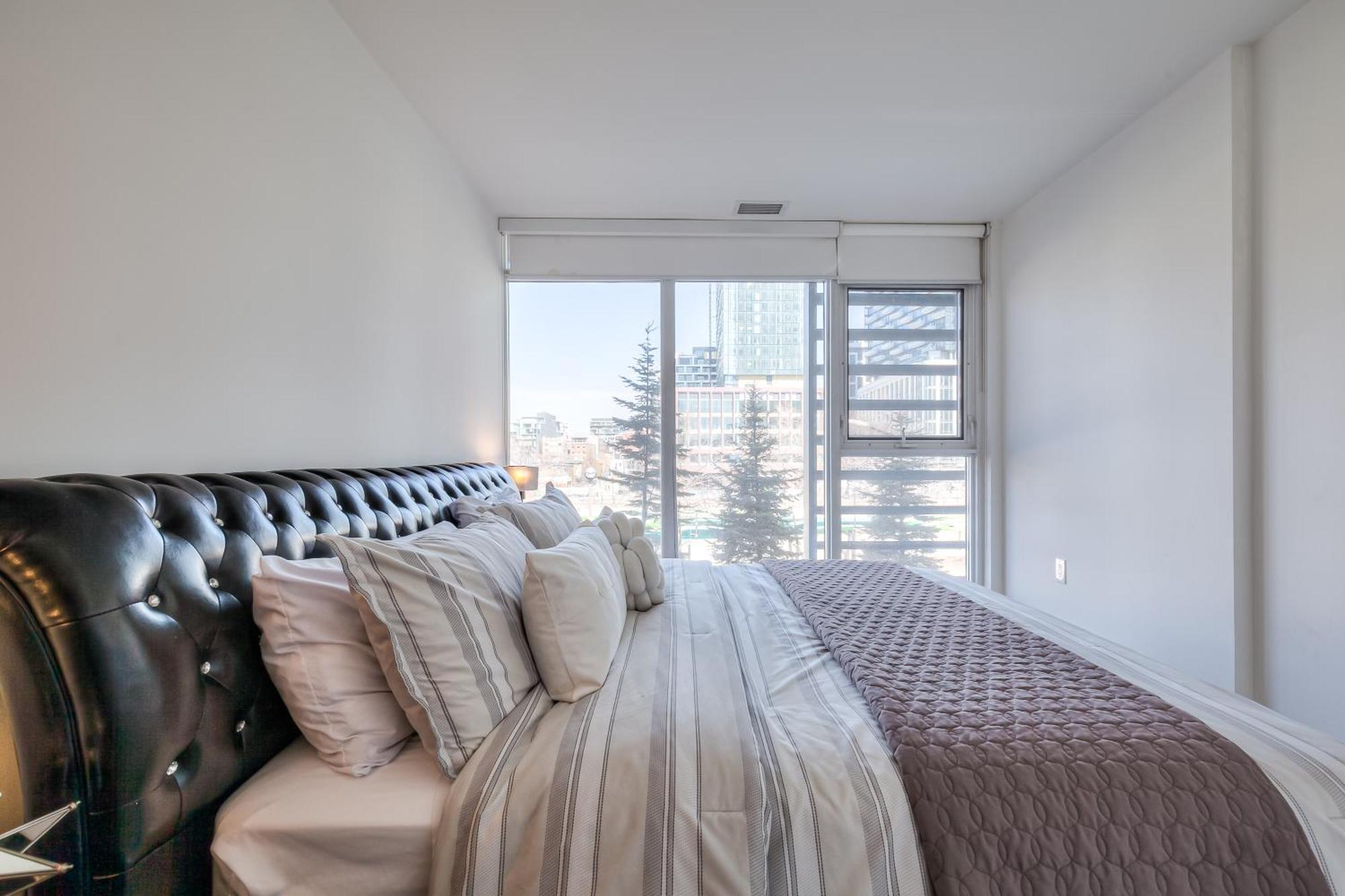 Apartment Downtown 4br Townhouse Near Rogers Centre With Parking