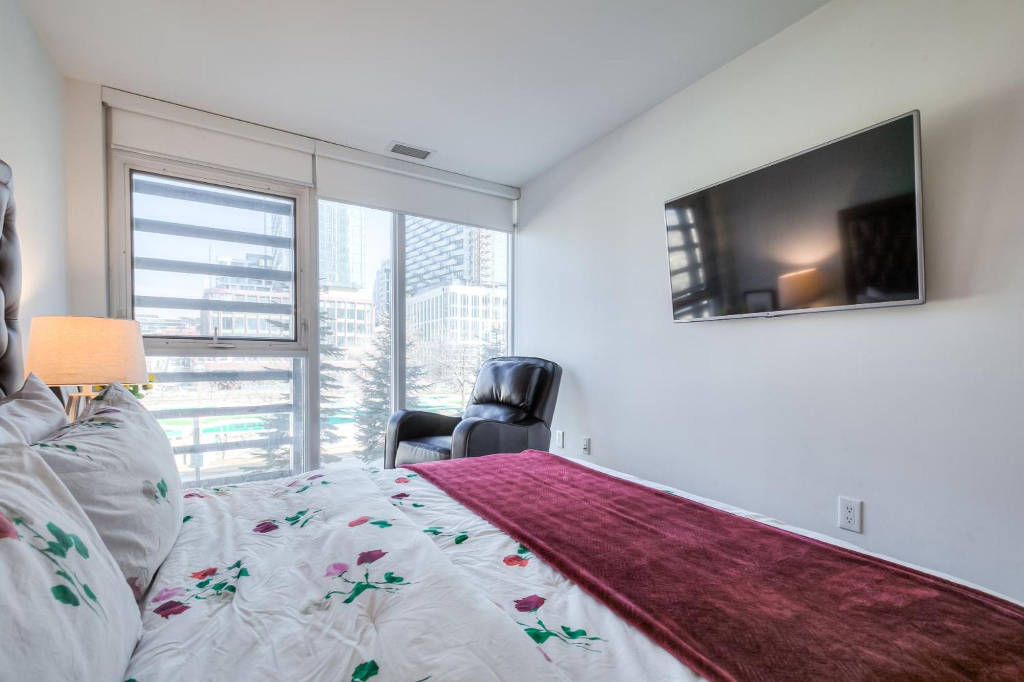 Downtown 4br Townhouse Near Rogers Centre With Parking * Toronto